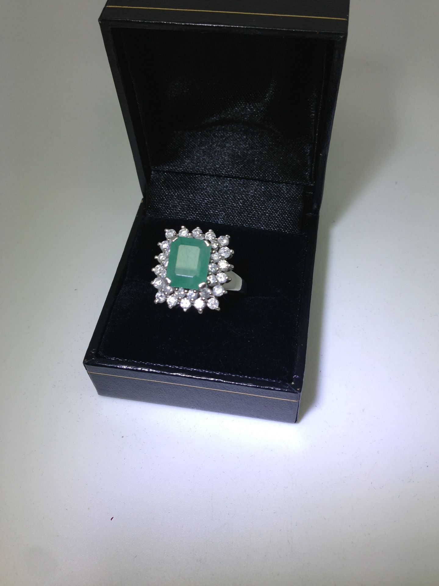 AMAZING 6.00ct EMERALD & DIAMOND RING SET IN 14k WHITE GOLD - Image 4 of 5