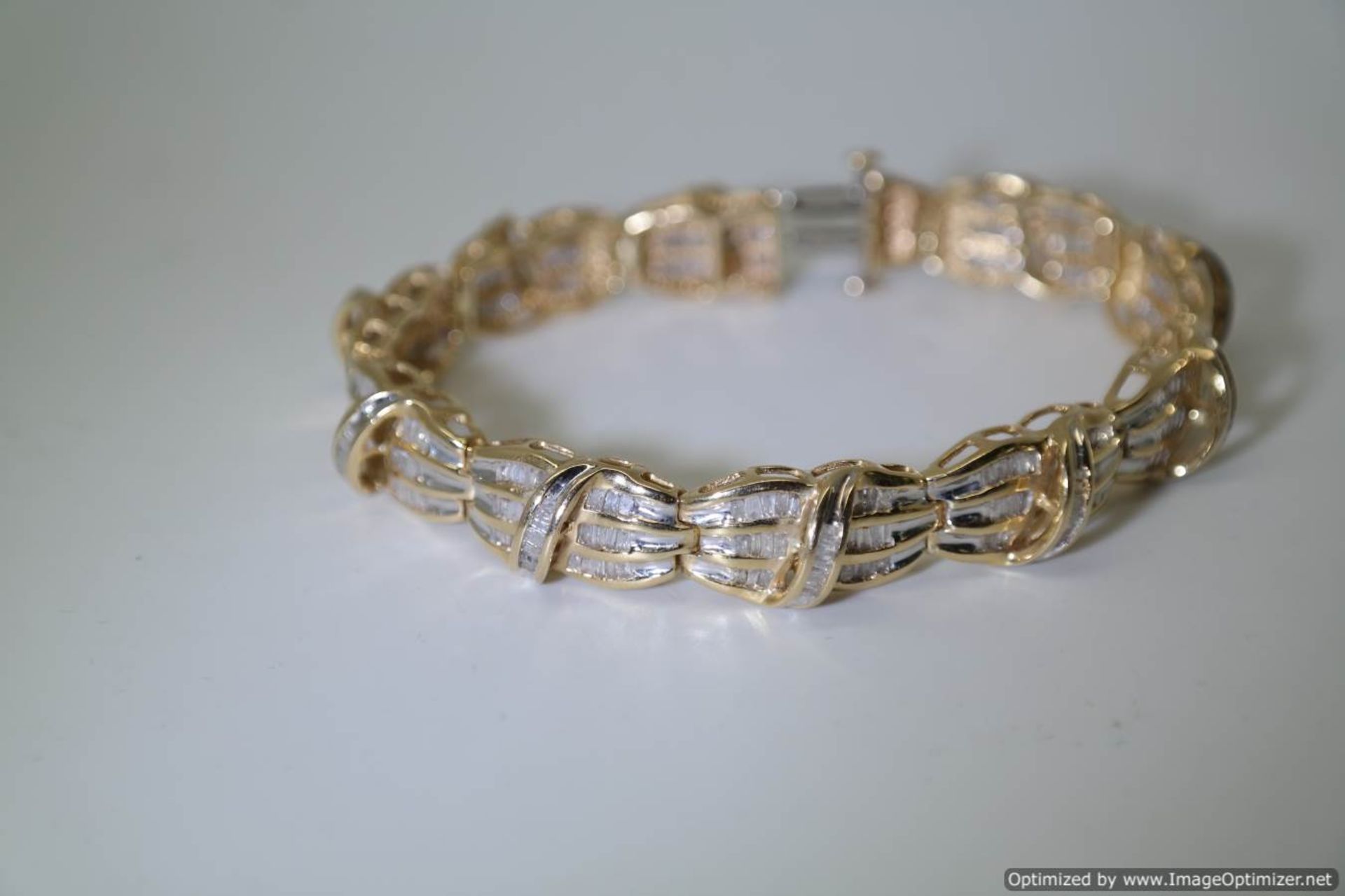 STUNNING 9.32ct BAGUETTE DIAMOND BRACELET SET IN 14ct GOLD