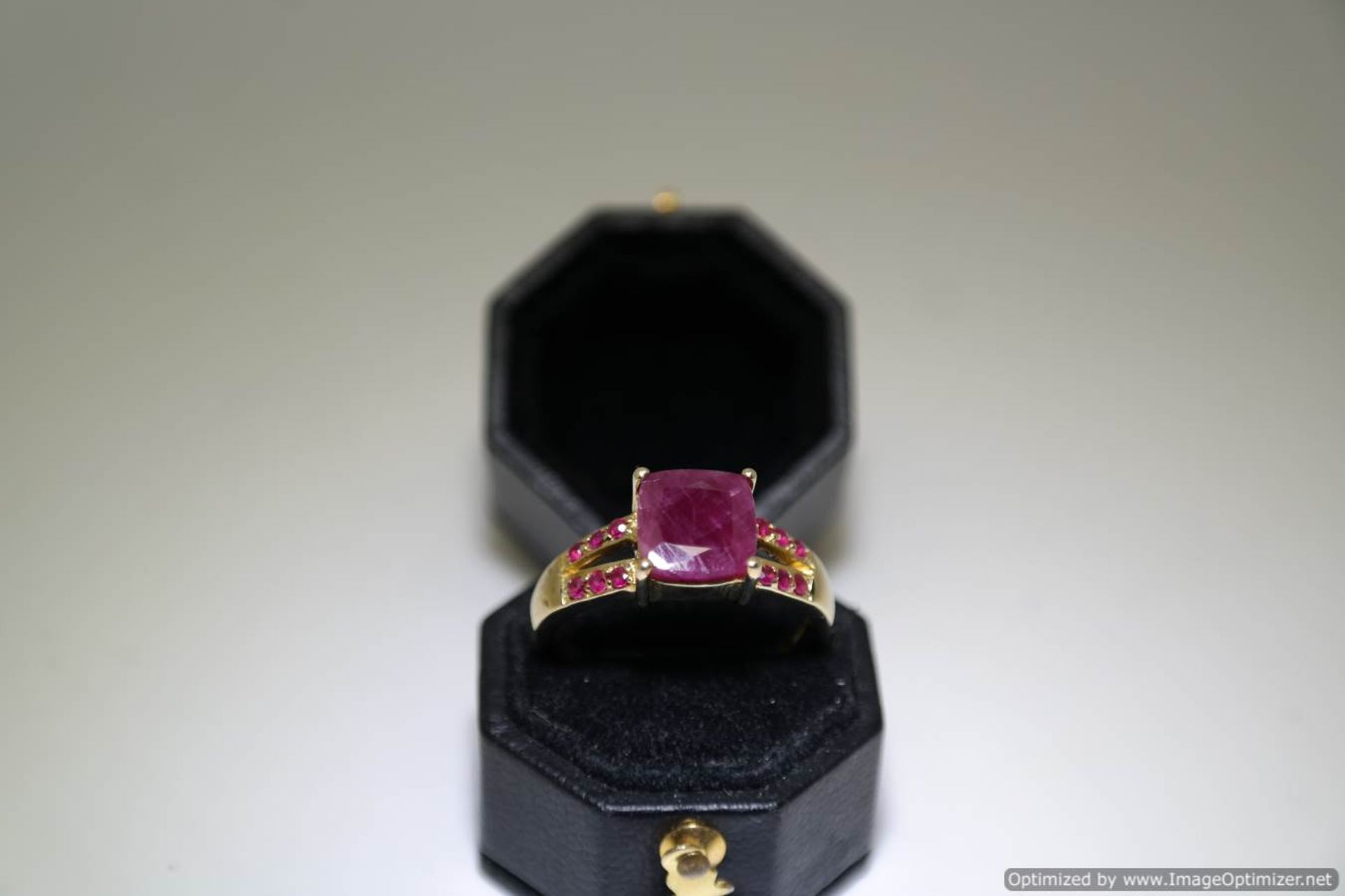 9ct GOLD RUBY SET RING