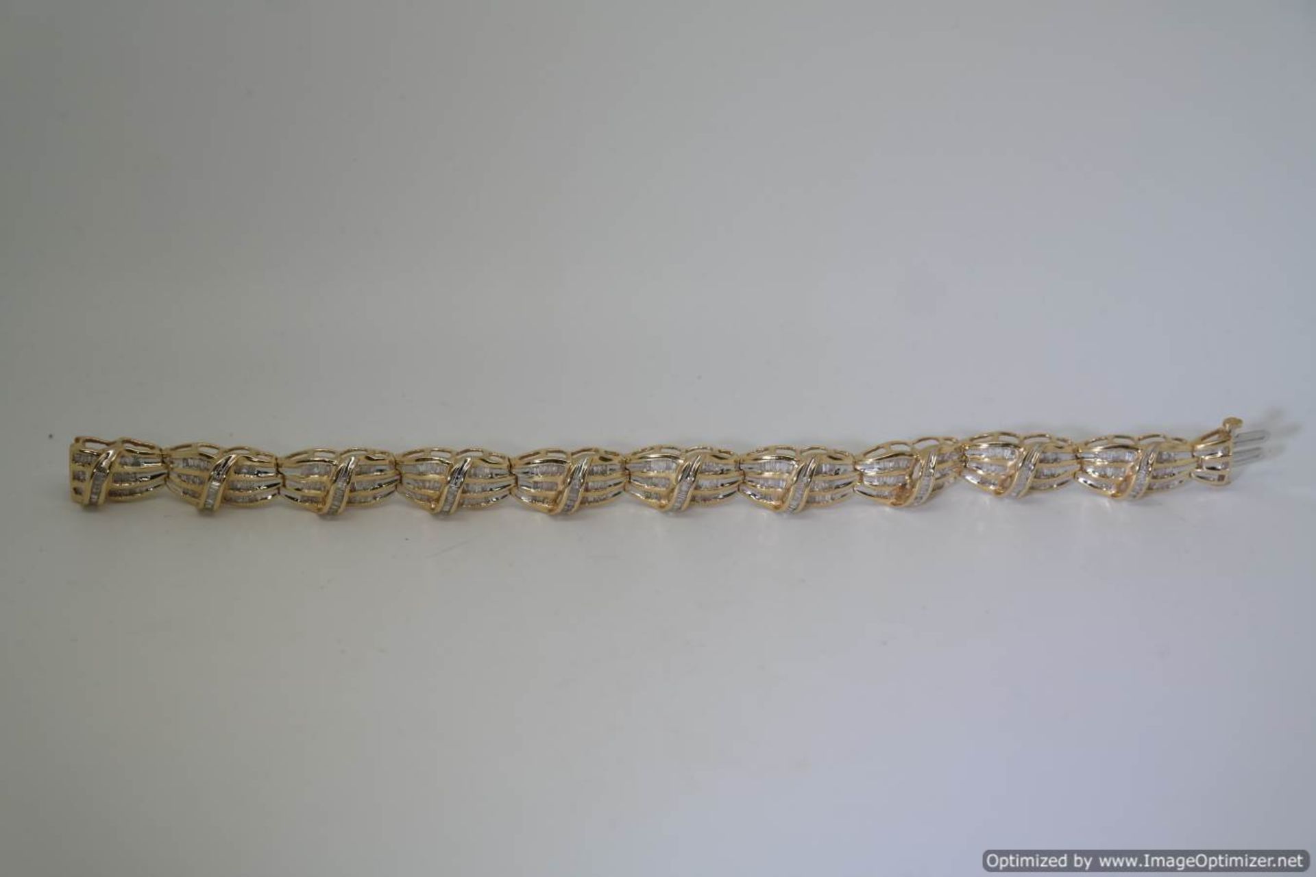 STUNNING 9.32ct BAGUETTE DIAMOND BRACELET SET IN 14ct GOLD - Image 2 of 2