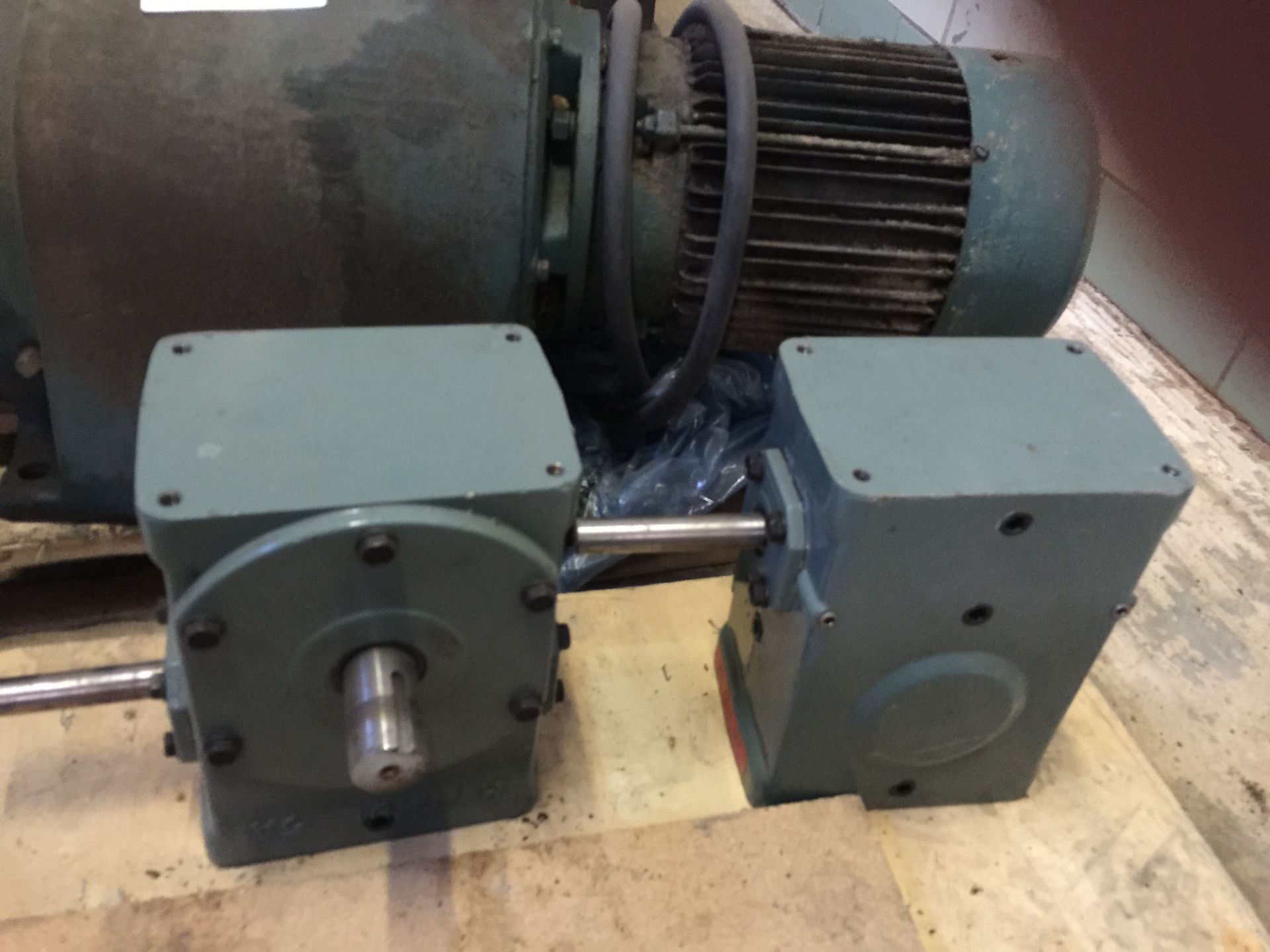 Lot of 4 gearboxes ***___   A Rigging Fee of _ $25 _ will be due the rigger   ___*** - Image 8 of 8