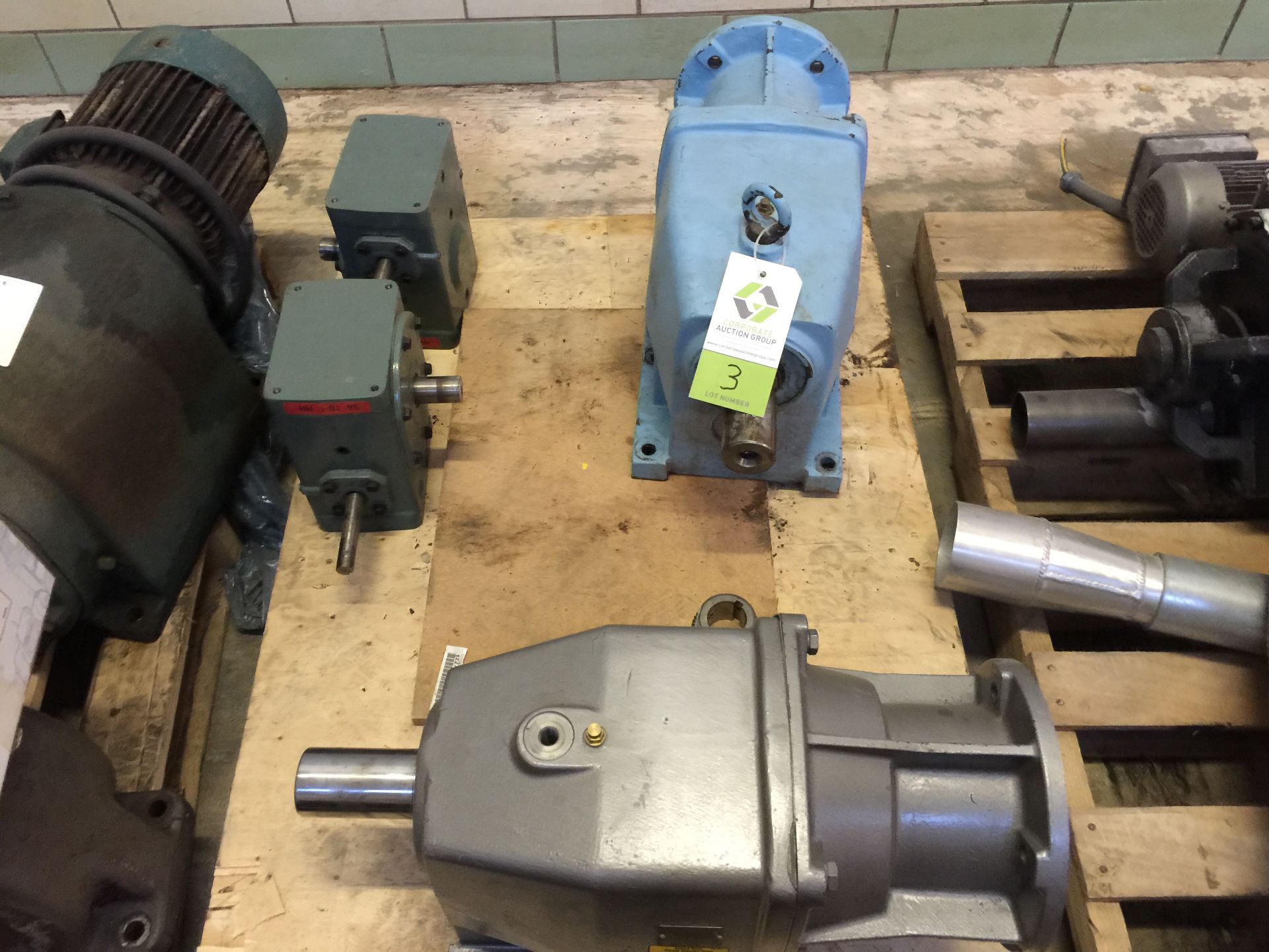 Lot of 4 gearboxes ***___   A Rigging Fee of _ $25 _ will be due the rigger   ___*** - Image 2 of 8
