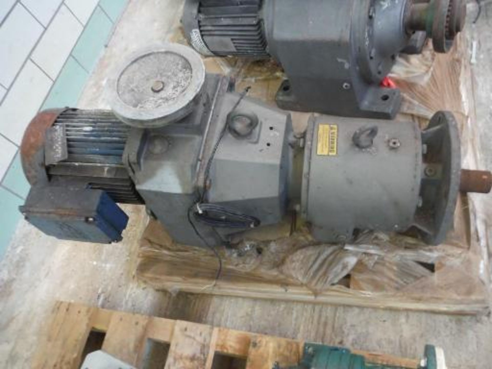 2 motors with gearboxes ***___   A Rigging Fee of _ $25 _ will be due the rigger   ___*** - Image 2 of 5