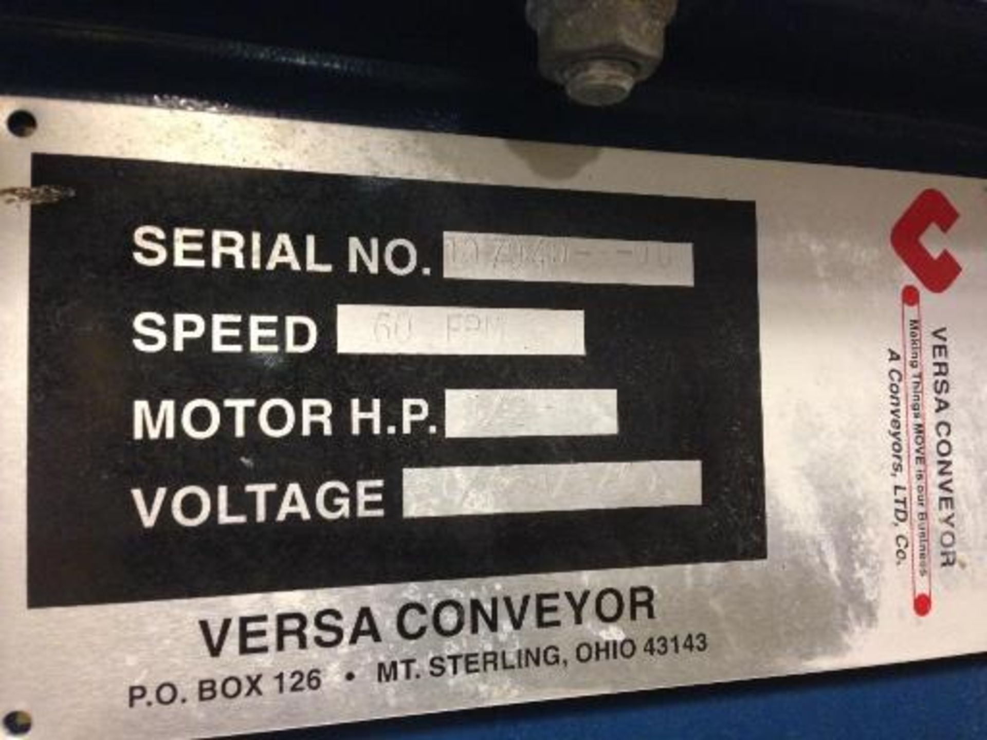 Versa, blue mild steel overhead power case conveyor 12 inch wide rubber belt approx. 100 feet - Image 5 of 9