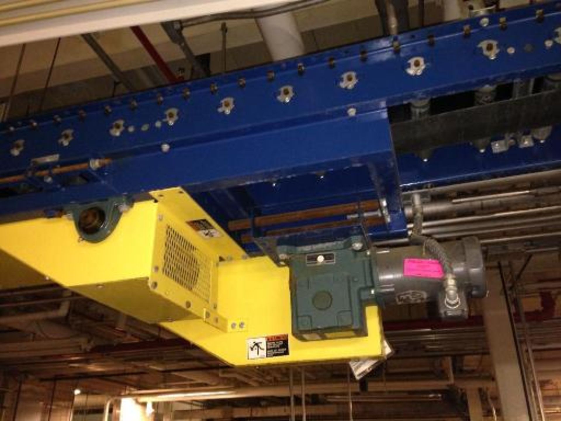 Versa, blue mild steel overhead power case conveyor 12 inch wide rubber belt approx. 100 feet - Image 3 of 9