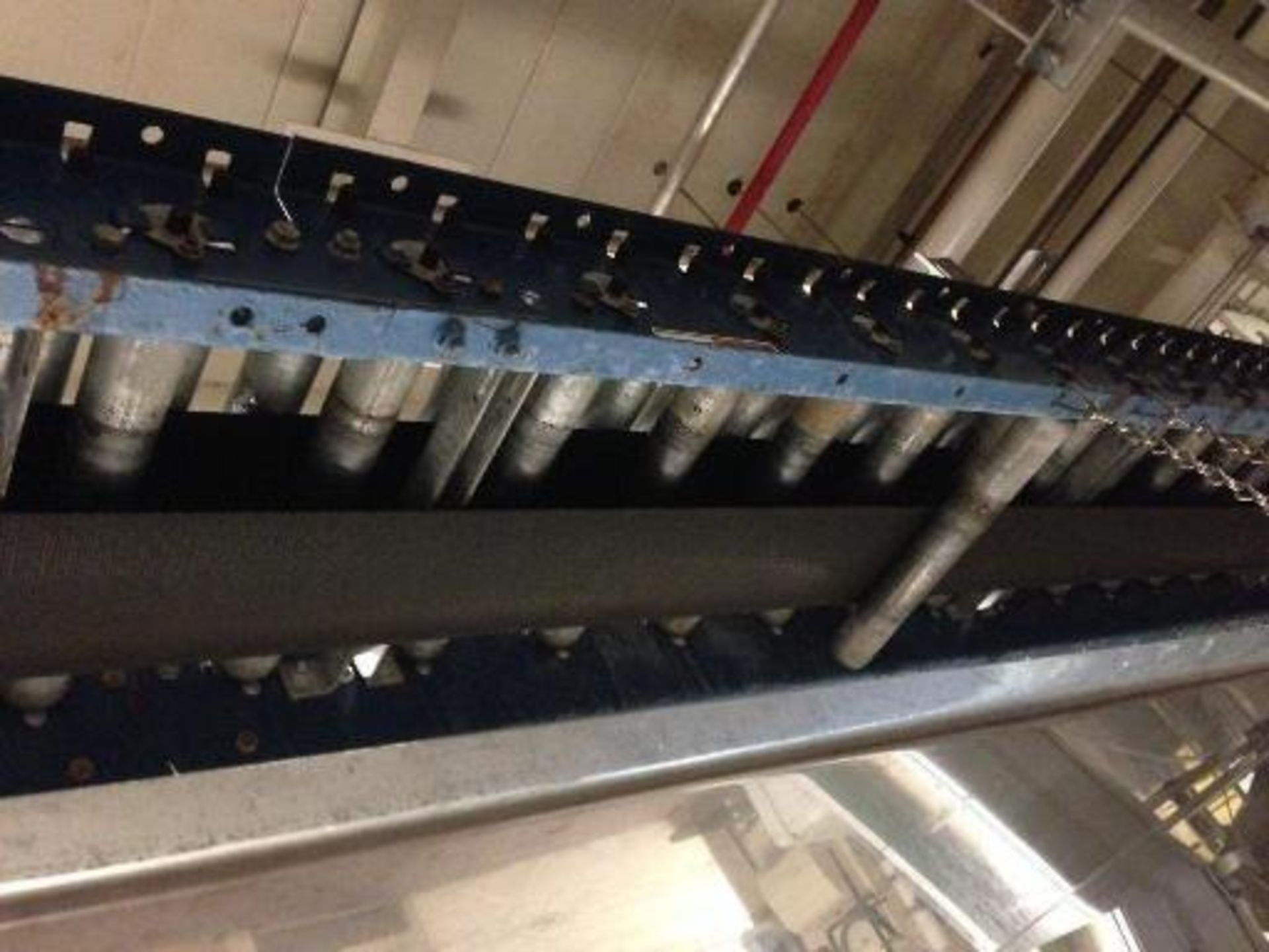 Versa, blue mild steel overhead power case conveyor 12 inch wide rubber belt approx. 100 feet - Image 9 of 9