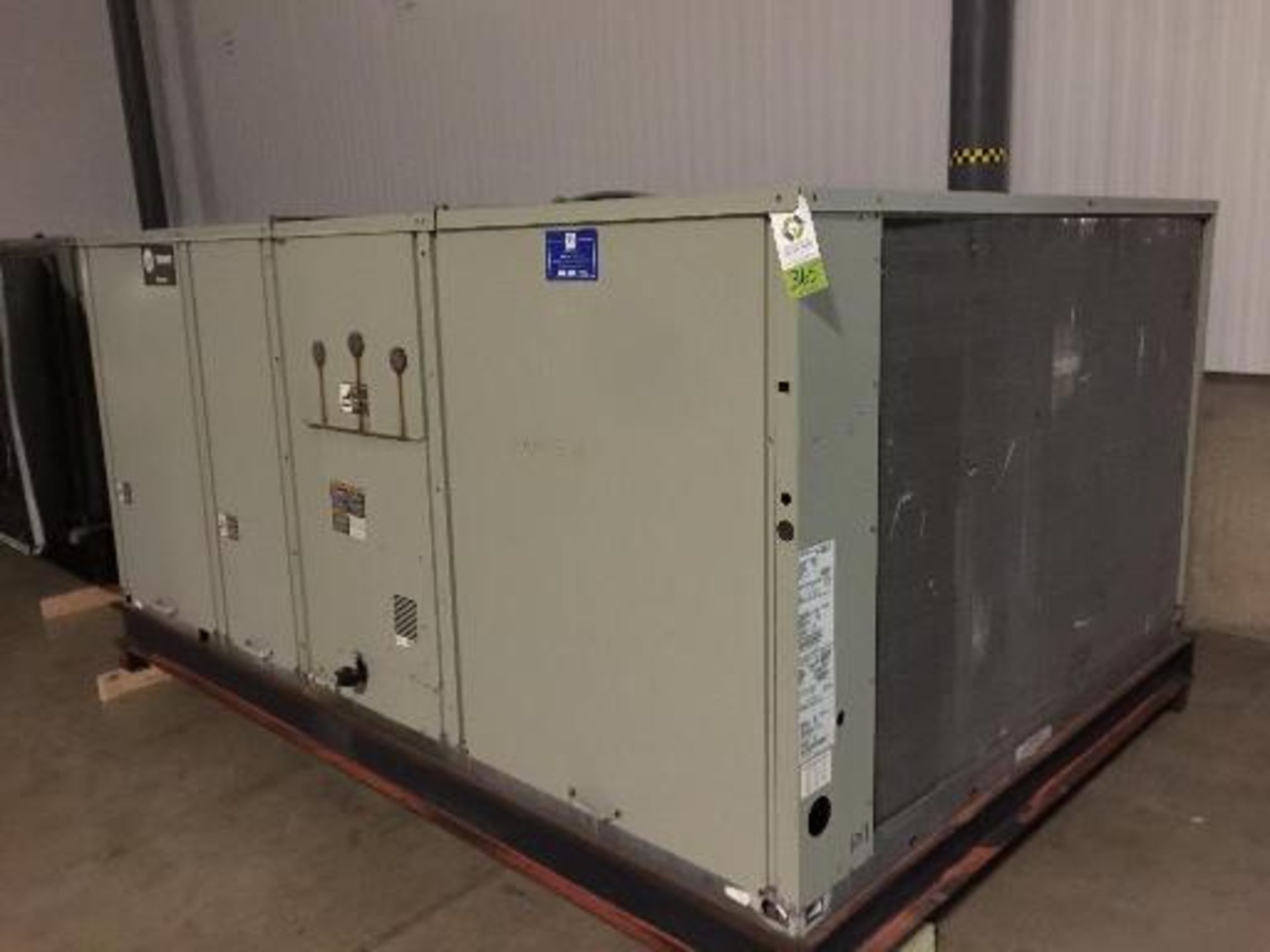 Trane heating and cooling unit, model YCH300 BRL.OFB, MFG. 2000, s/n R22100750D, 250,00 BTU, Nat.