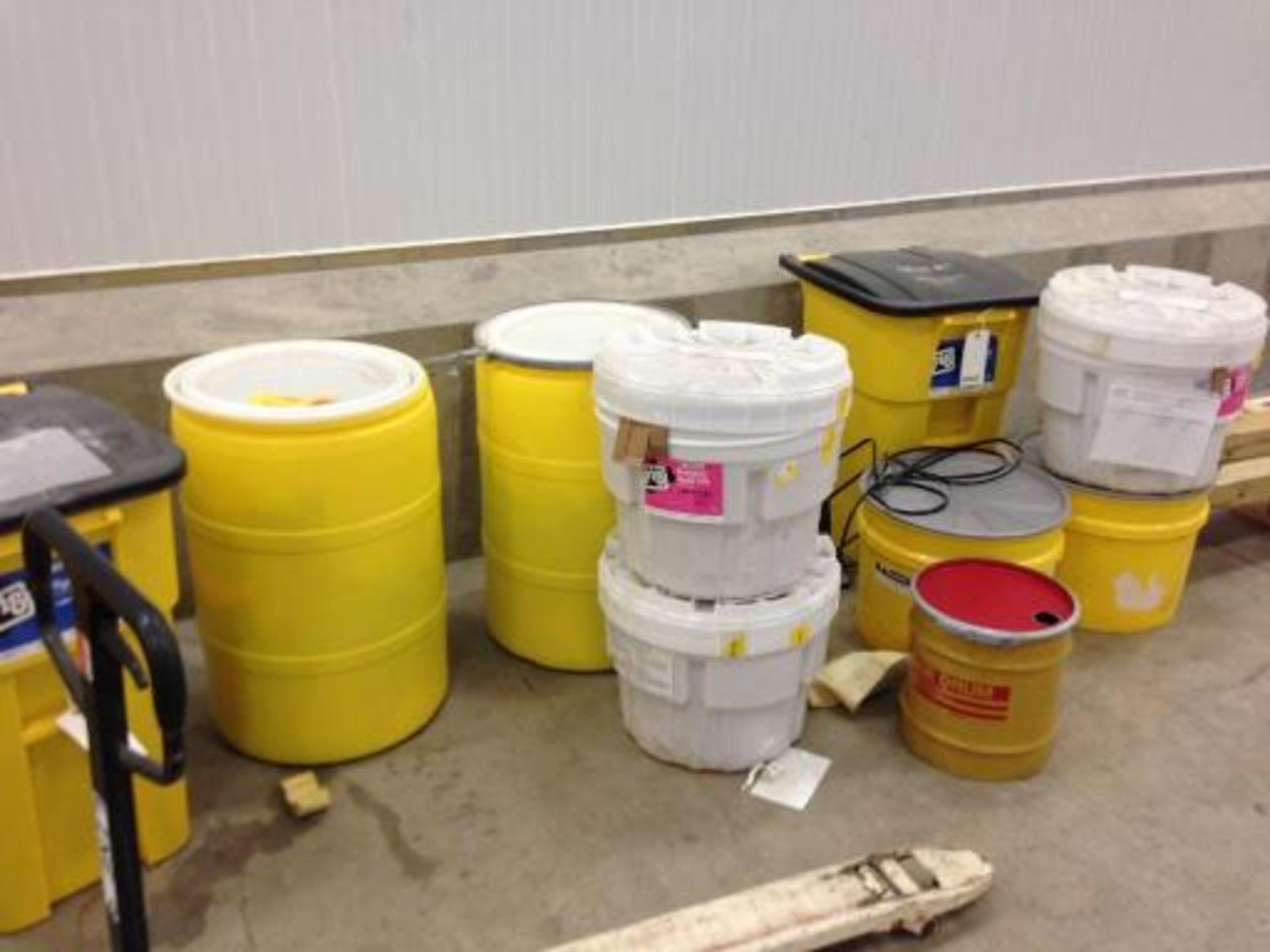 (1) pig spill kits and spill containment (LOT) This item located in Grand Rapids, Michigan **__ A