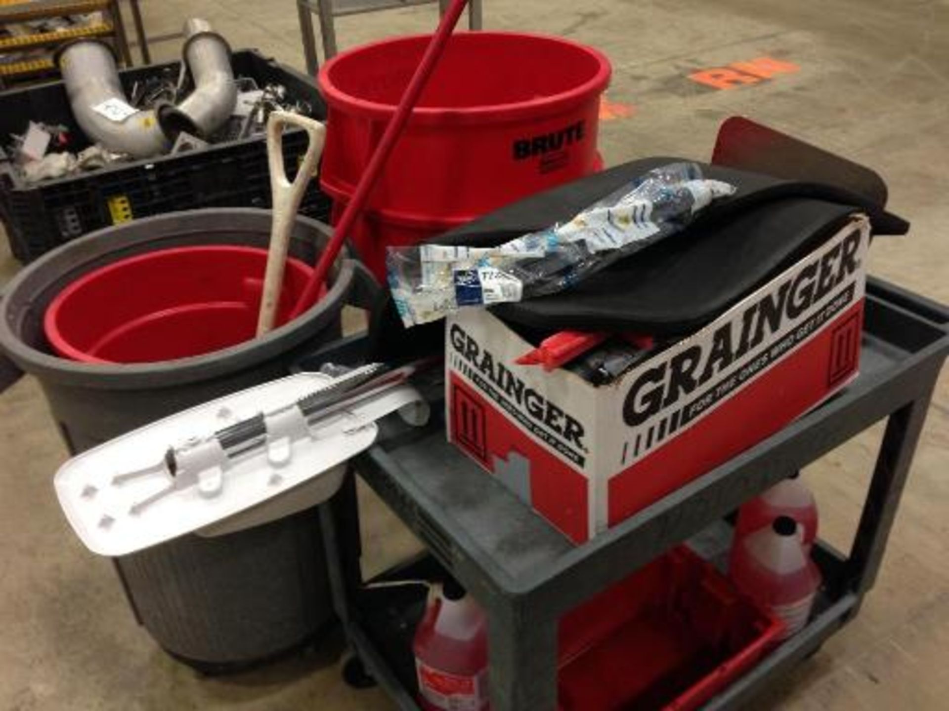 (3) Brute red cans, 1 grey, sanitation equipment (LOT) This item located in Grand Rapids, - Image 3 of 4