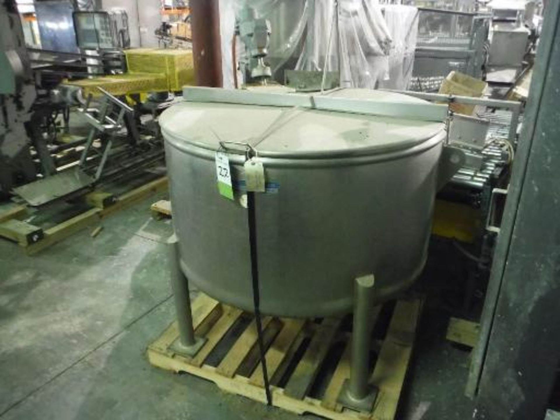 Mueller 200 Gal Mixing Tank w/ Pneumatic mixer. 48in diameter x 24in (ET-25942) Located In Farmers
