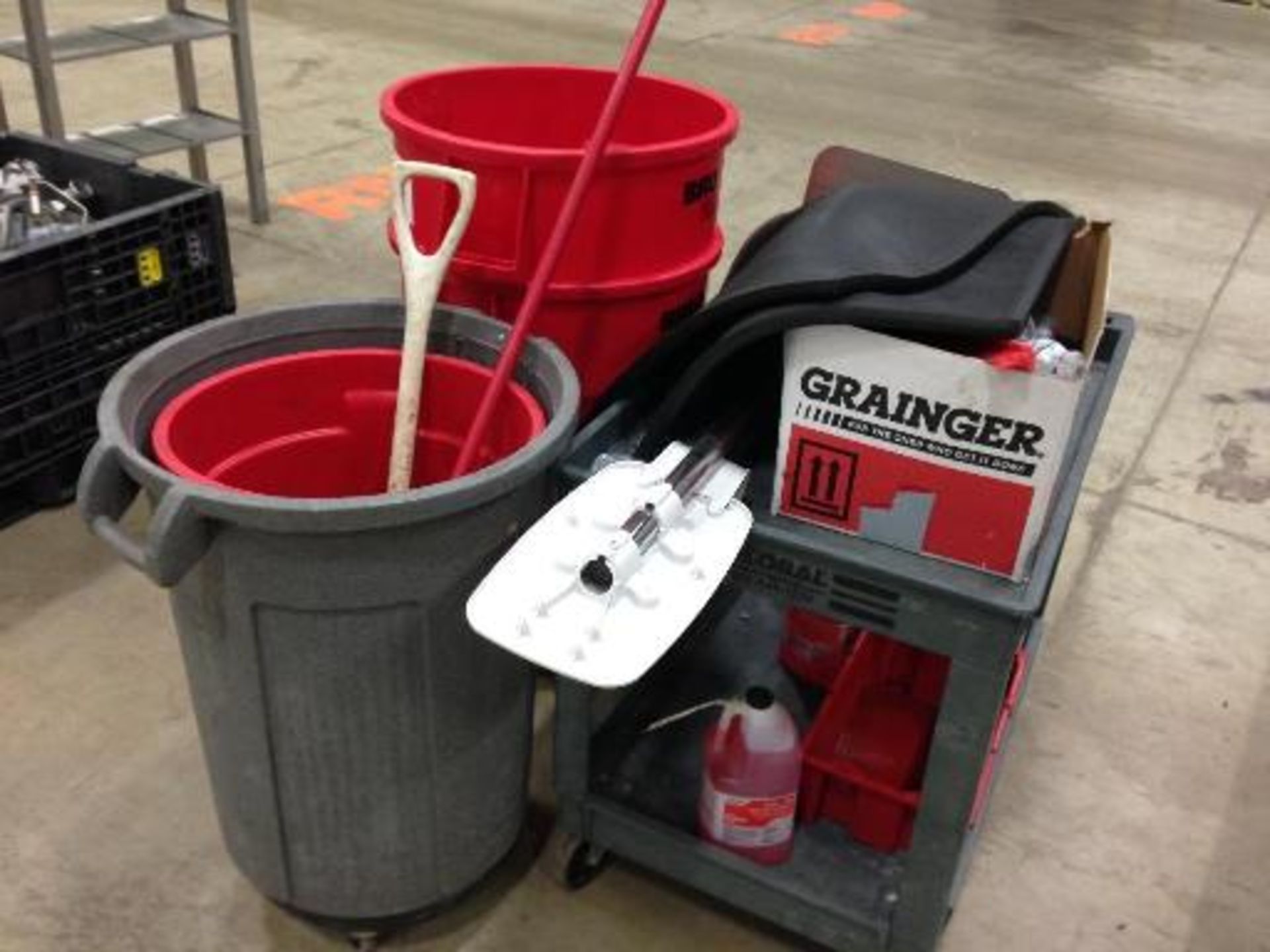 (3) Brute red cans, 1 grey, sanitation equipment (LOT) This item located in Grand Rapids, - Image 2 of 4