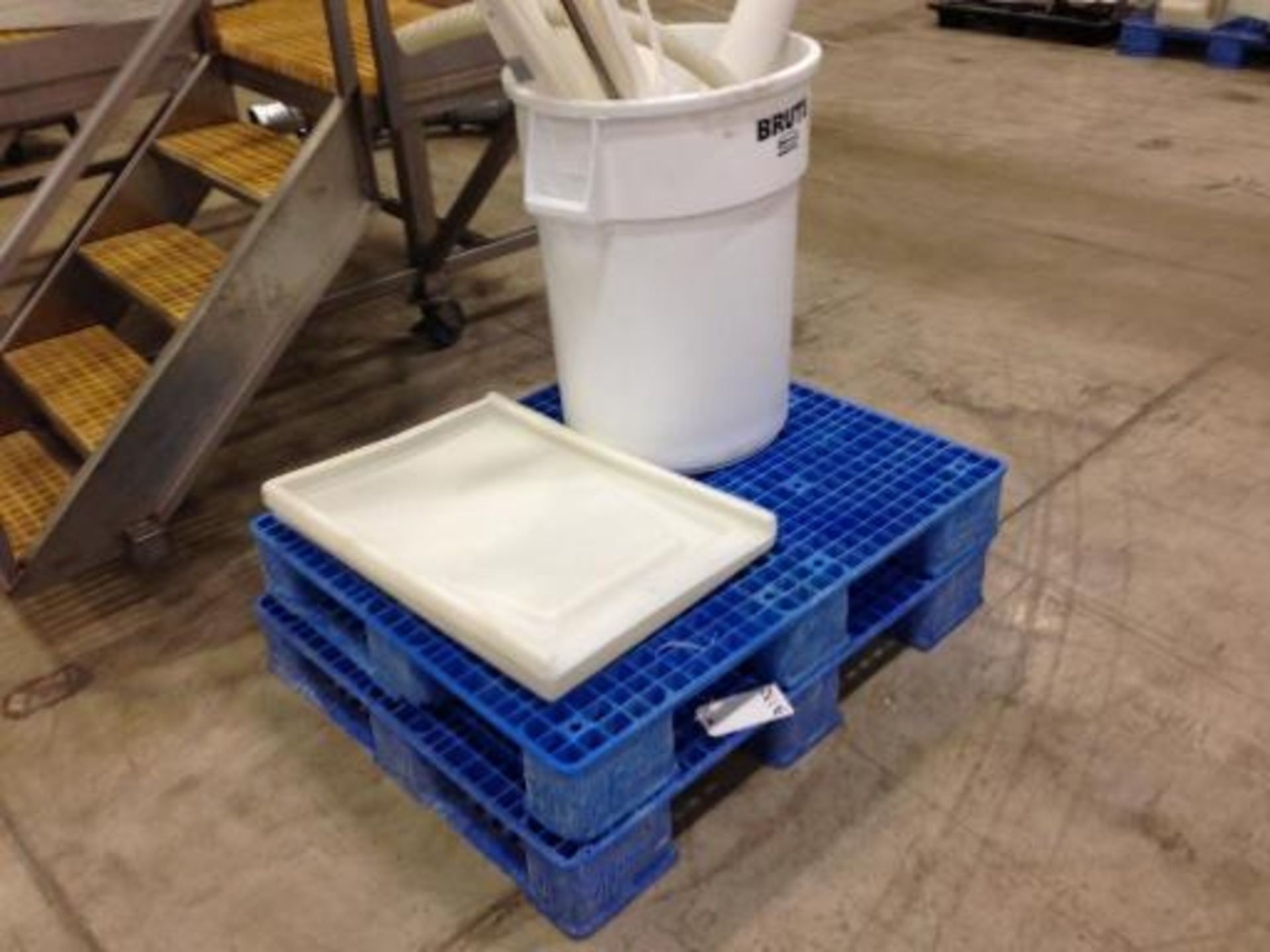 (2) 40 x 48 poly skids and white Brute tub with various nylon parts (LOT) This item located in Grand