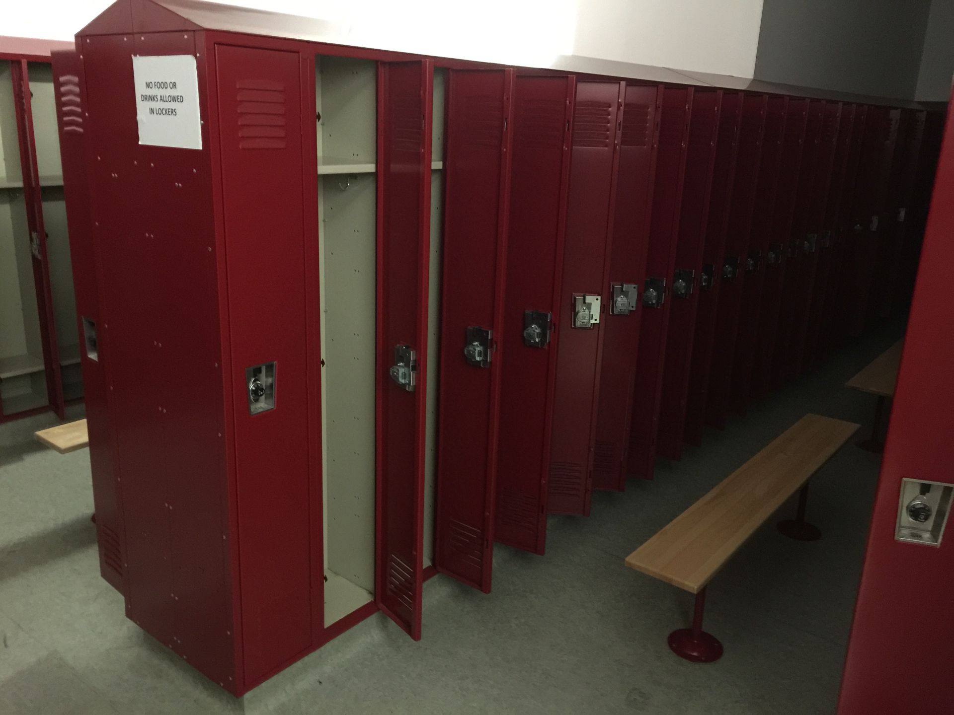 (201) men and women's lockers, Room 4521. Located in Marion, Ohio Rigging Fee: $600 - Image 10 of 12