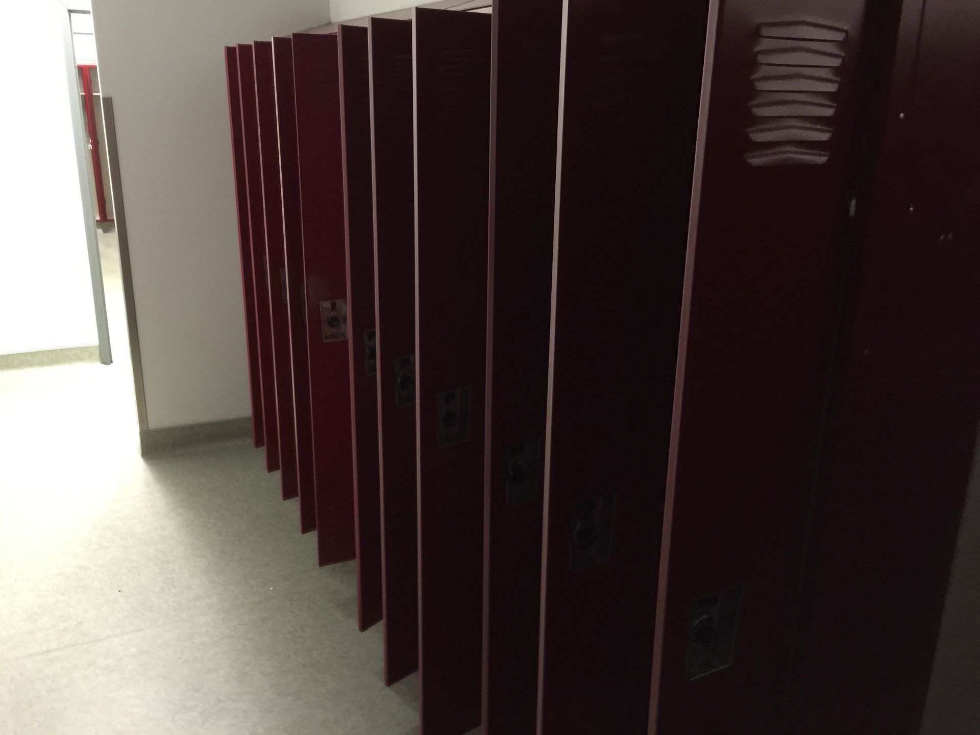 (201) men and women's lockers, Room 4521. Located in Marion, Ohio Rigging Fee: $600 - Image 5 of 12