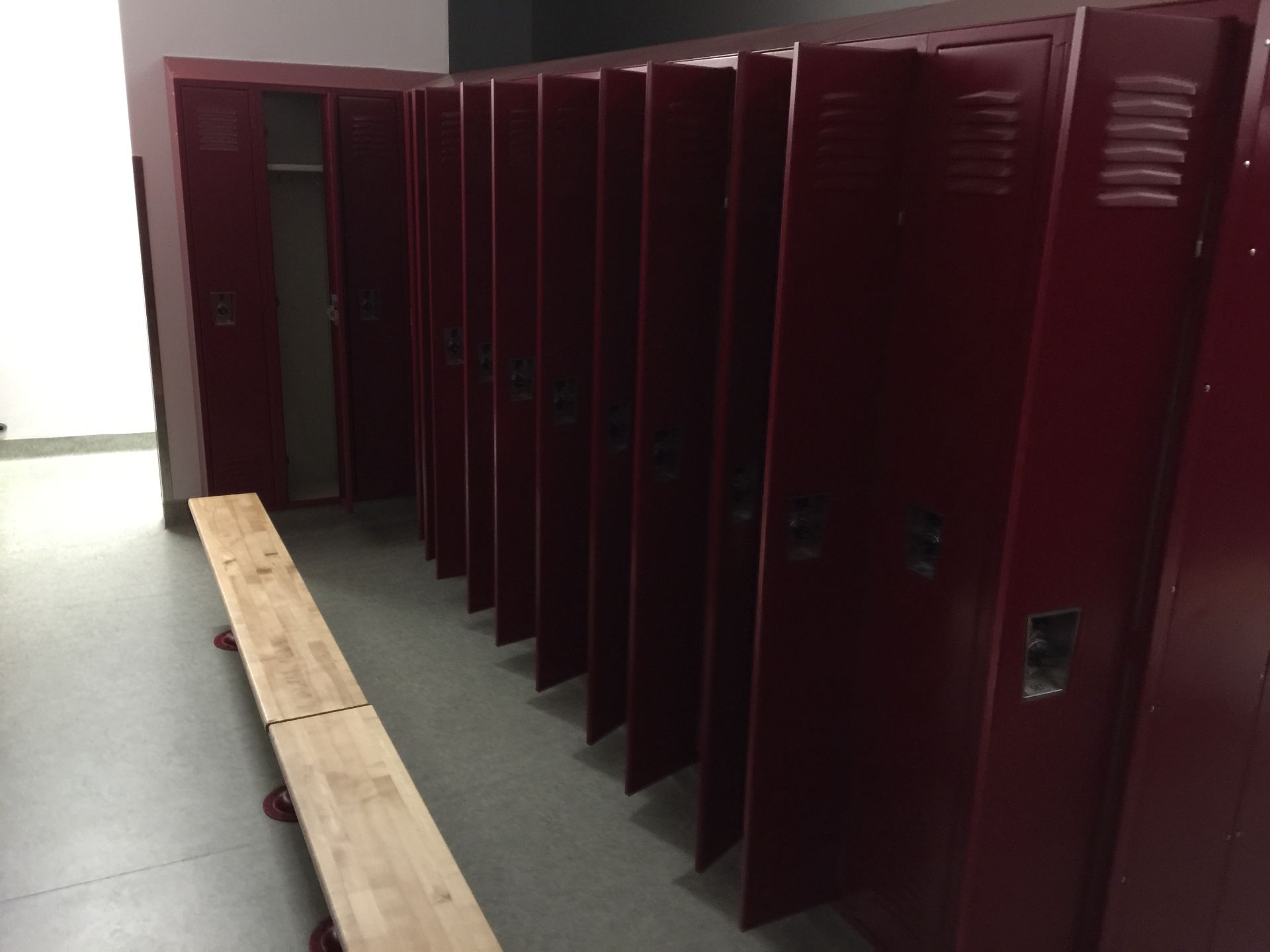 (201) men and women's lockers, Room 4521. Located in Marion, Ohio Rigging Fee: $600 - Image 11 of 12