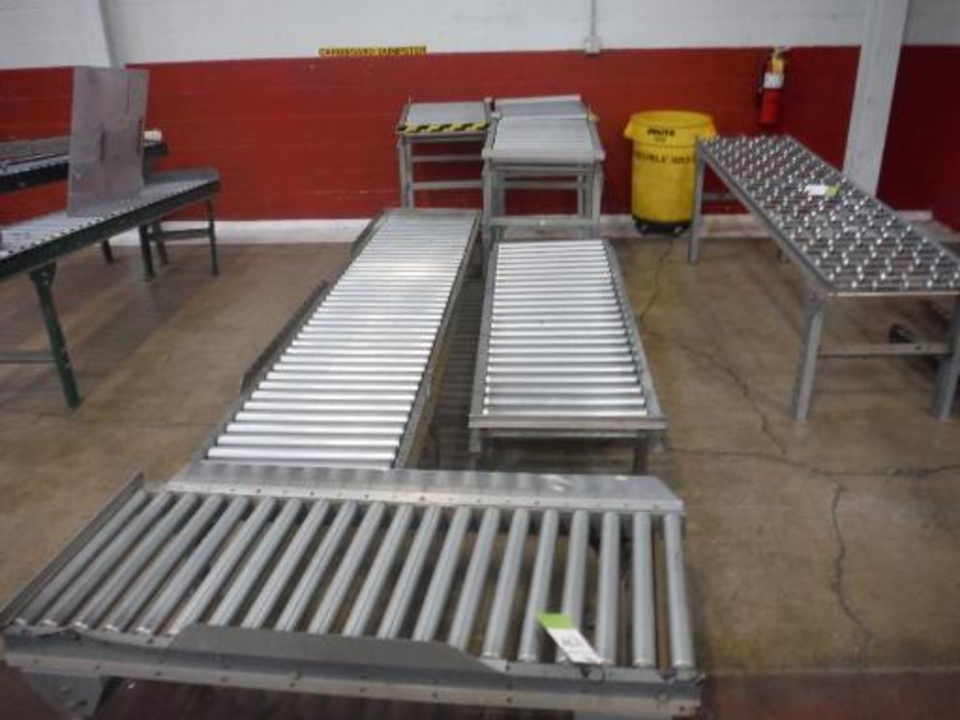 Assorted roller conveyor, approx 25 ft, 20 in wide. Located in Marion, Ohio Rigging Fee: $300