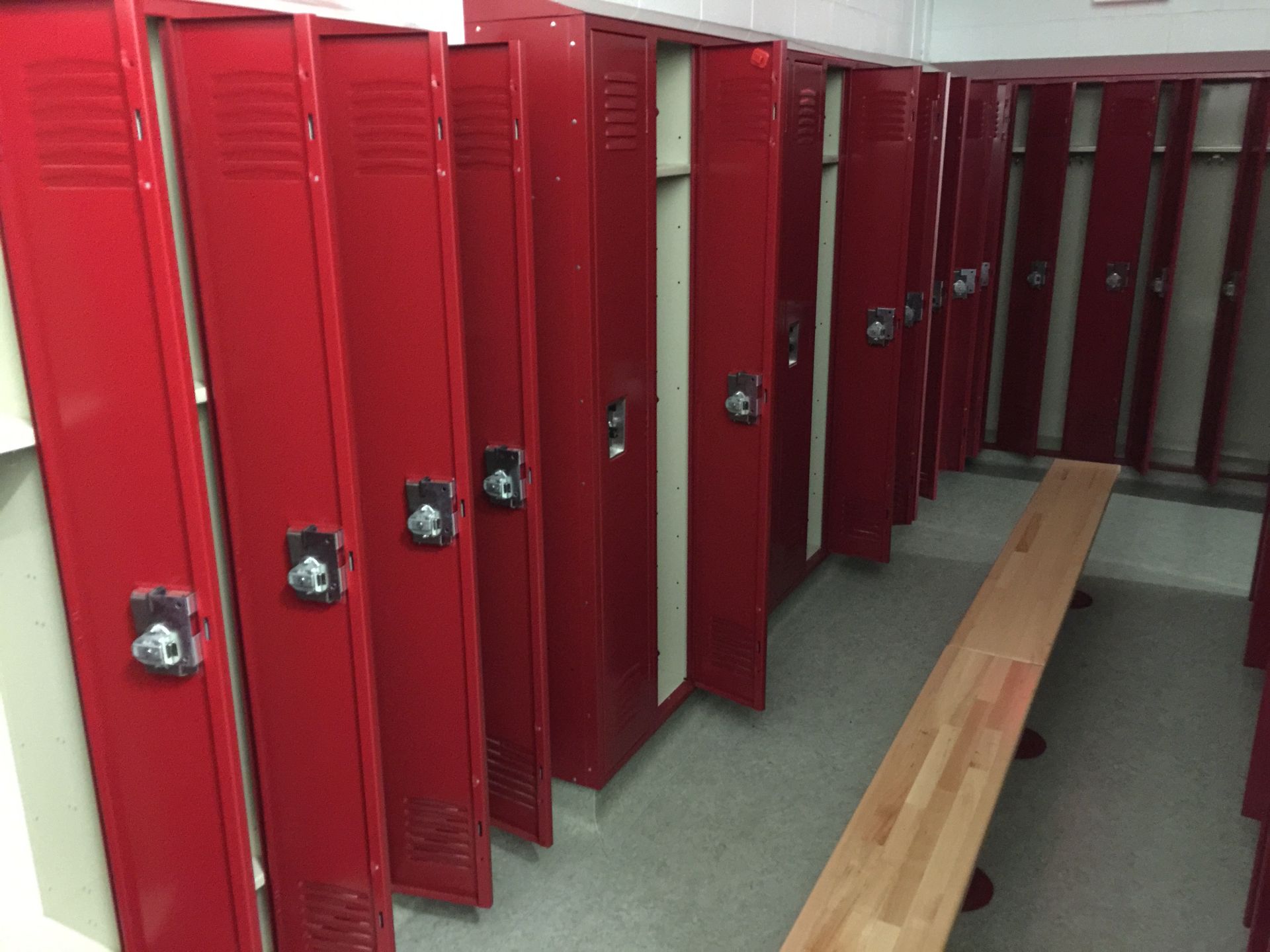 (201) men and women's lockers, Room 4521. Located in Marion, Ohio Rigging Fee: $600 - Image 4 of 12
