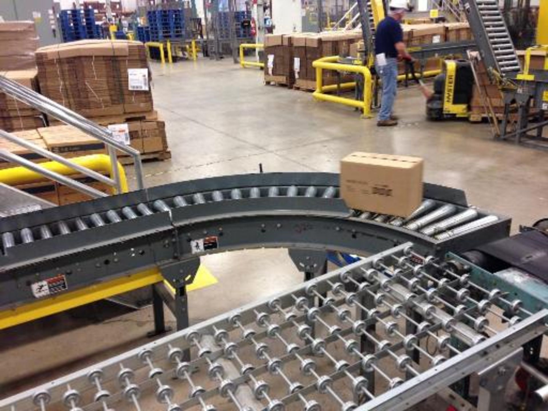 (L9-10) Power Roller conveyor 40 feet long. Located in Marion, Ohio Rigging Fee: $400