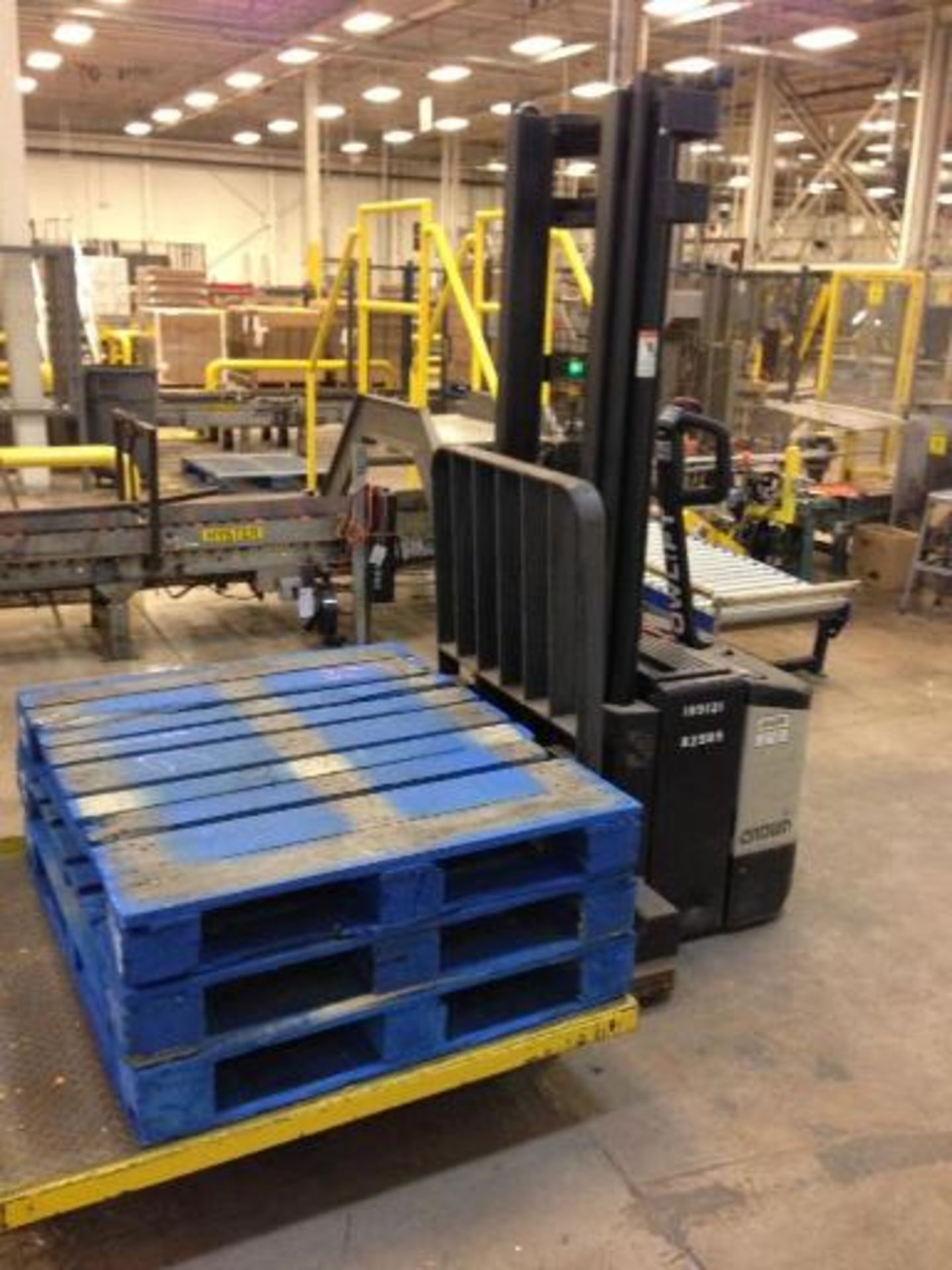Crown electric pallet jack WS 2000 series. Located in Marion, Ohio Rigging Fee: $75 - Image 2 of 8