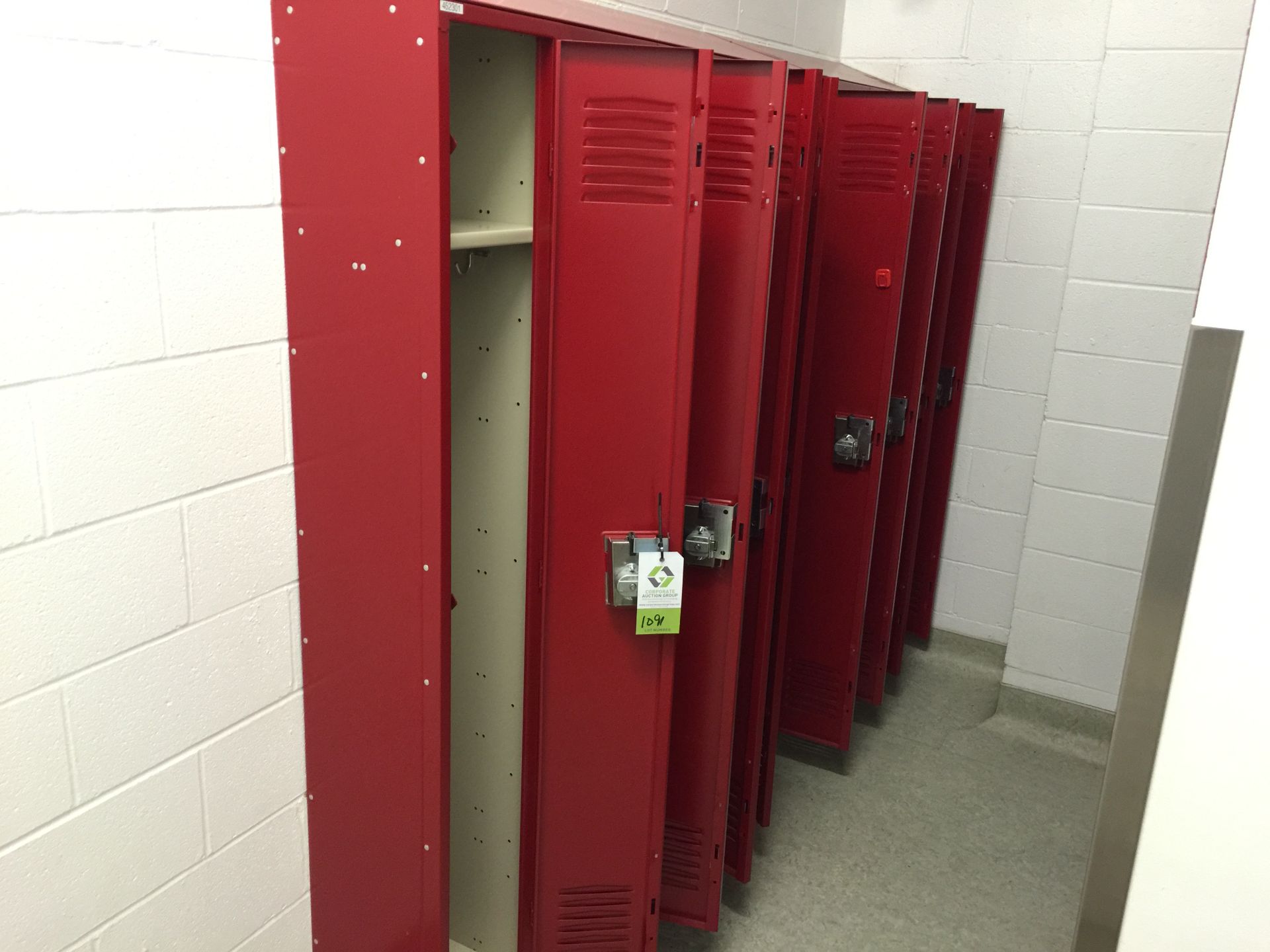 (201) men and women's lockers, Room 4521. Located in Marion, Ohio Rigging Fee: $600 - Image 3 of 12