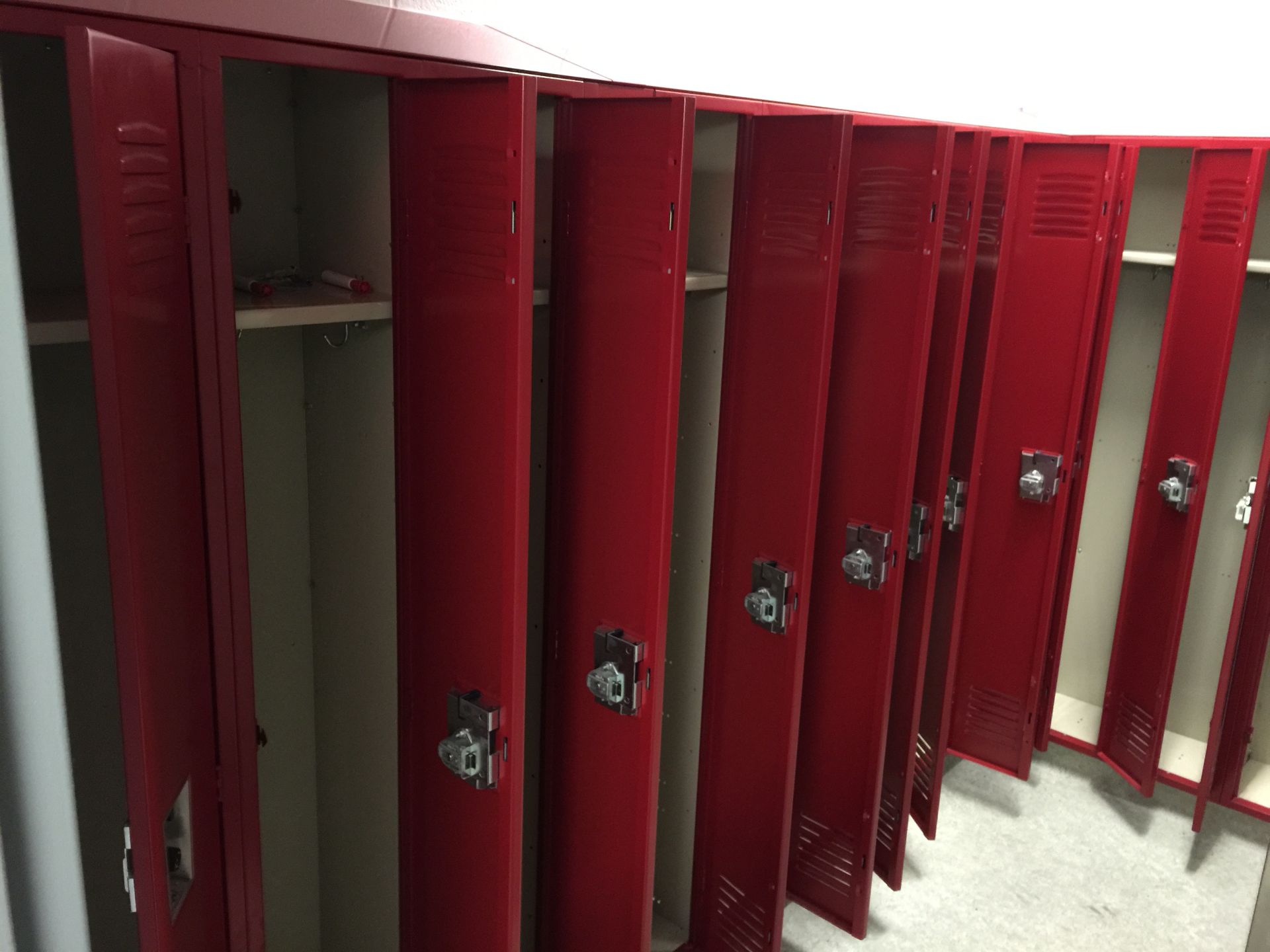(201) men and women's lockers, Room 4521. Located in Marion, Ohio Rigging Fee: $600 - Image 8 of 12