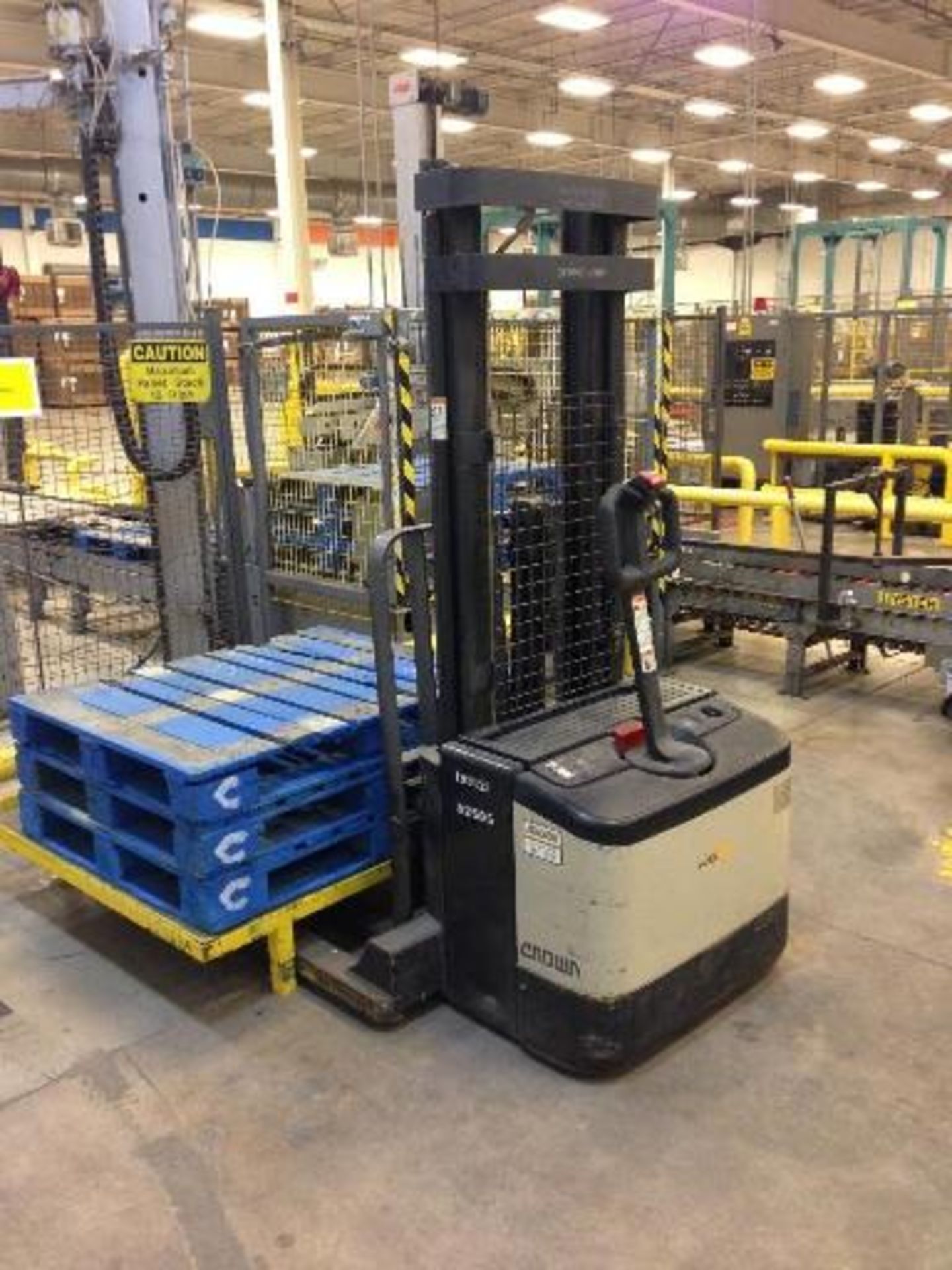 Crown electric pallet jack WS 2000 series. Located in Marion, Ohio Rigging Fee: $75 - Image 3 of 8