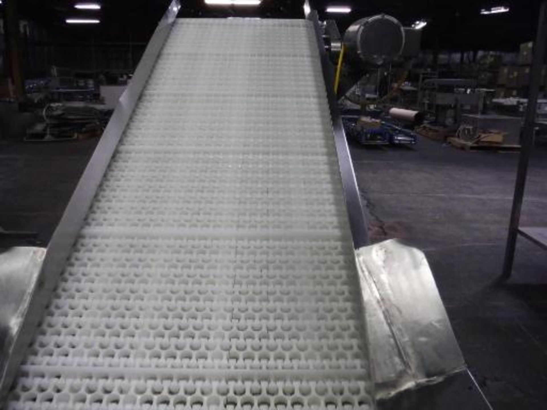 Incline conveyor, cleated plastic interlock belt, 84 in. long, 24 in. wide, 20 in. inlet, 54 in. - Image 2 of 4