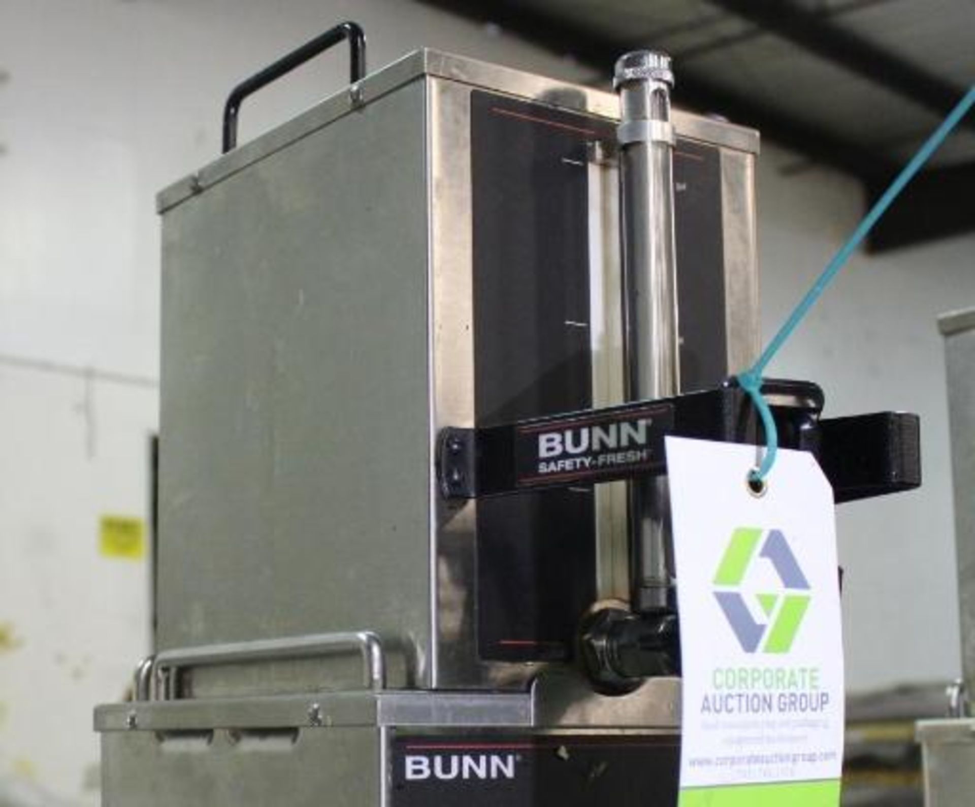 Bunn Coffee Carafe With Hot Plate Model 1.5 GPR FF. Located in Lodi, CA - Rigging Fee $20 This is