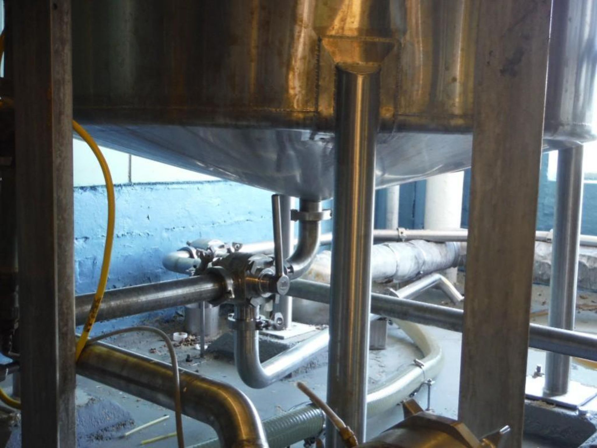 S.S. tank 6ft x 4ft w/ Lightnin mixer, 1/4 HP / Rigging Fee: $275 - Image 3 of 4