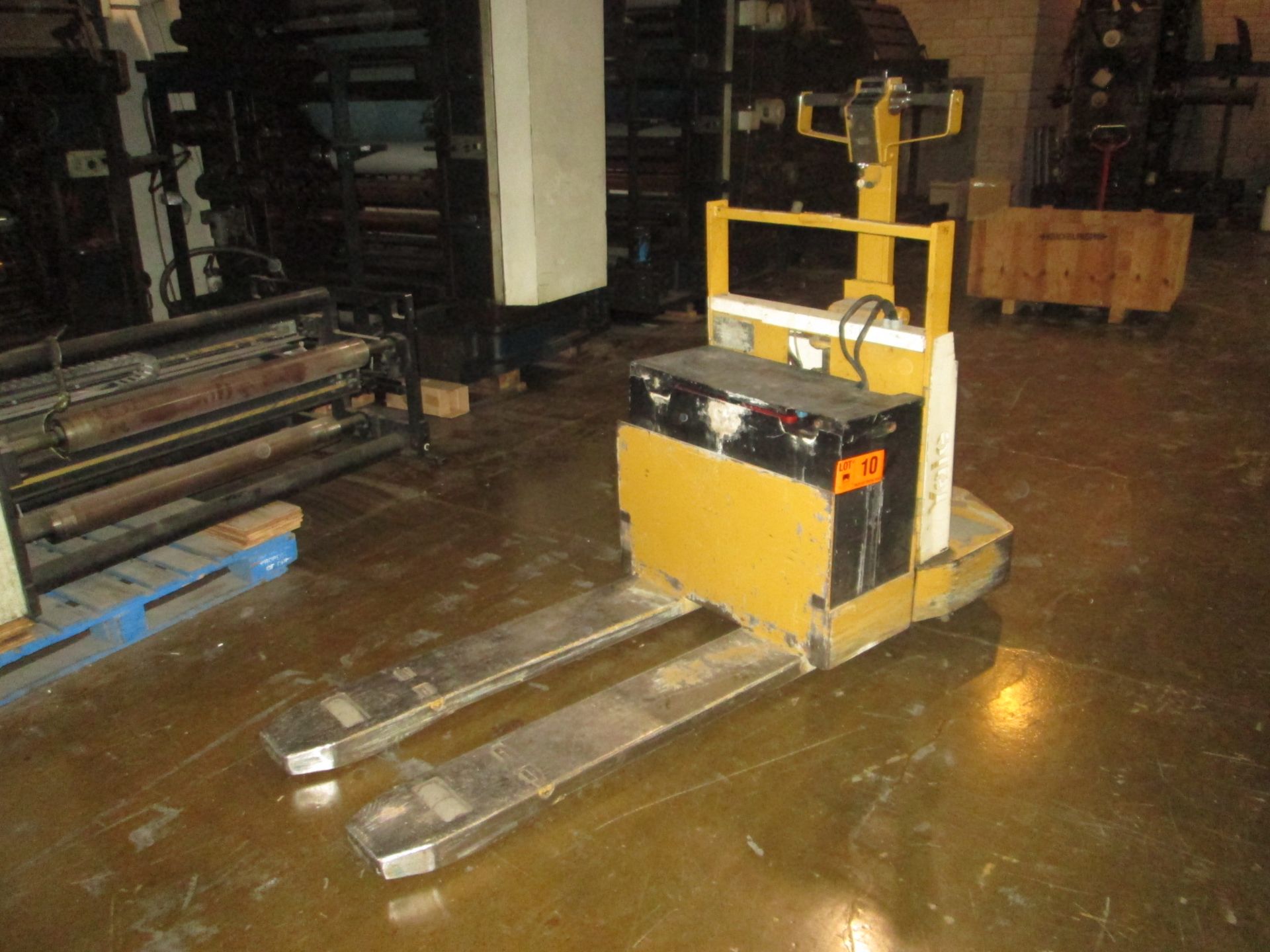 YALE 4,000 LBS CAP ELECTRIC PALLET TRUCK WITH CHARGER S/N: N414861R