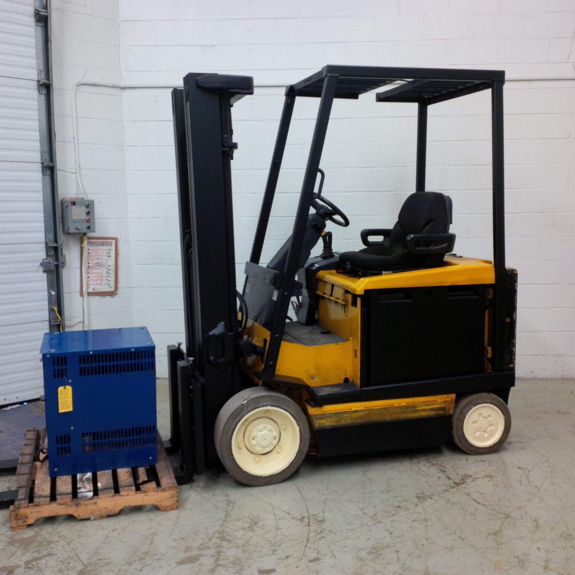 YALE ERC060RGN36TE088 6,000 LBS CAP ELECTRIC FORKLIFT WITH CHARGER  S/N: E108V19253B (LOCATED IN
