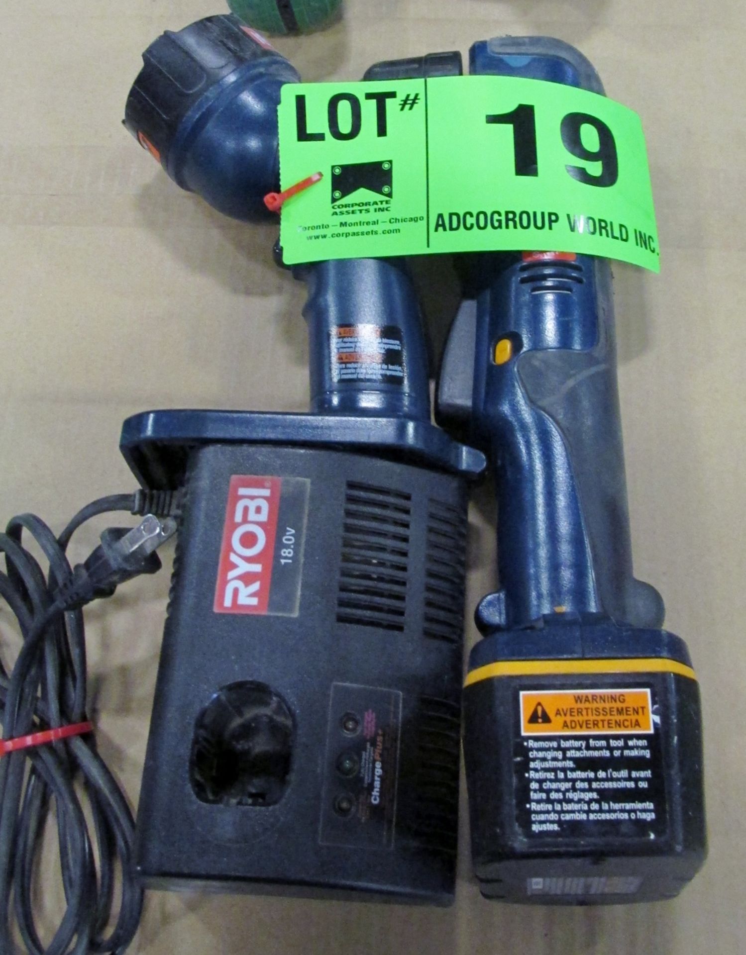 LOT/ RYOBI CORDLESS DRILL & LIGHT WITH CHARGER