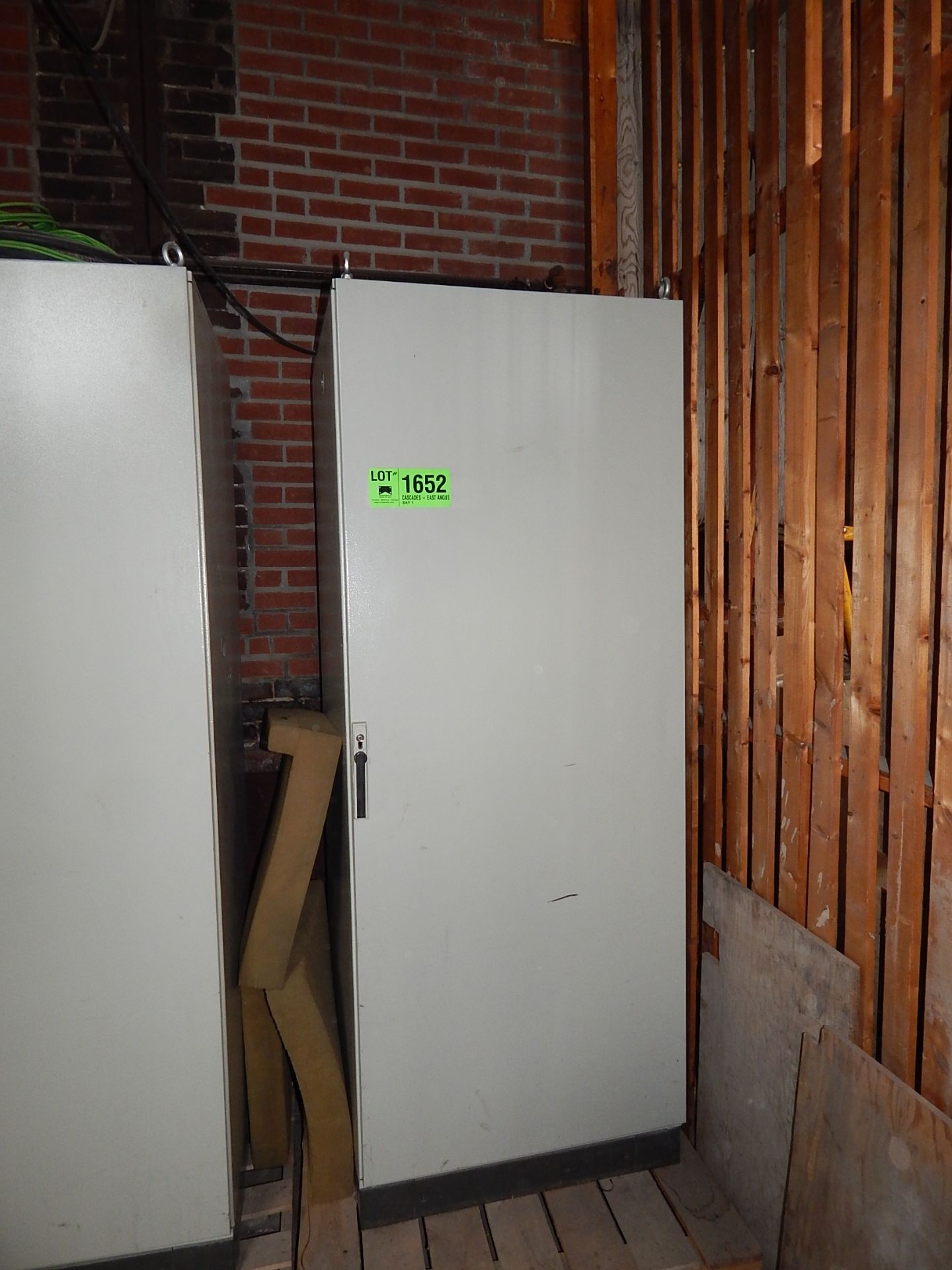 LOT/ ELECTRICAL CABINET WITH COMPONENTS