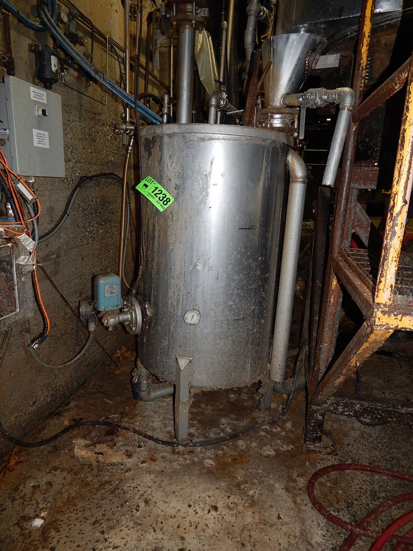 LOT/ STAINLESS STEEL MIXING TANK WITH INSTURMENTS (CI)