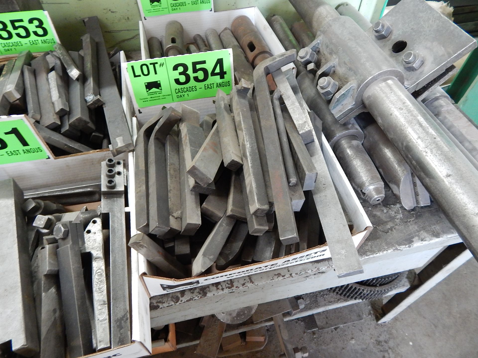 LOT/ CARBIDE LATHE TOOLING