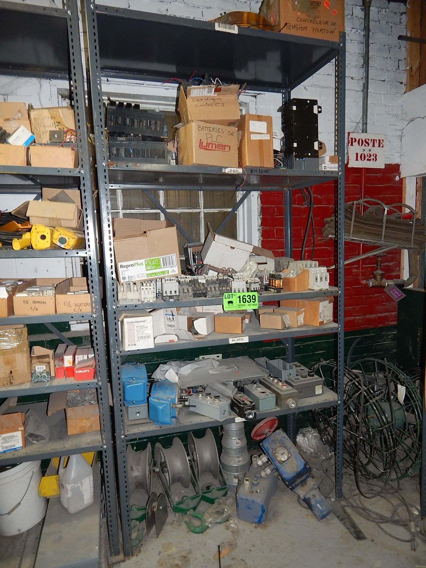 LOT/ ELECTRICAL COMPONENTS WITH SHELF