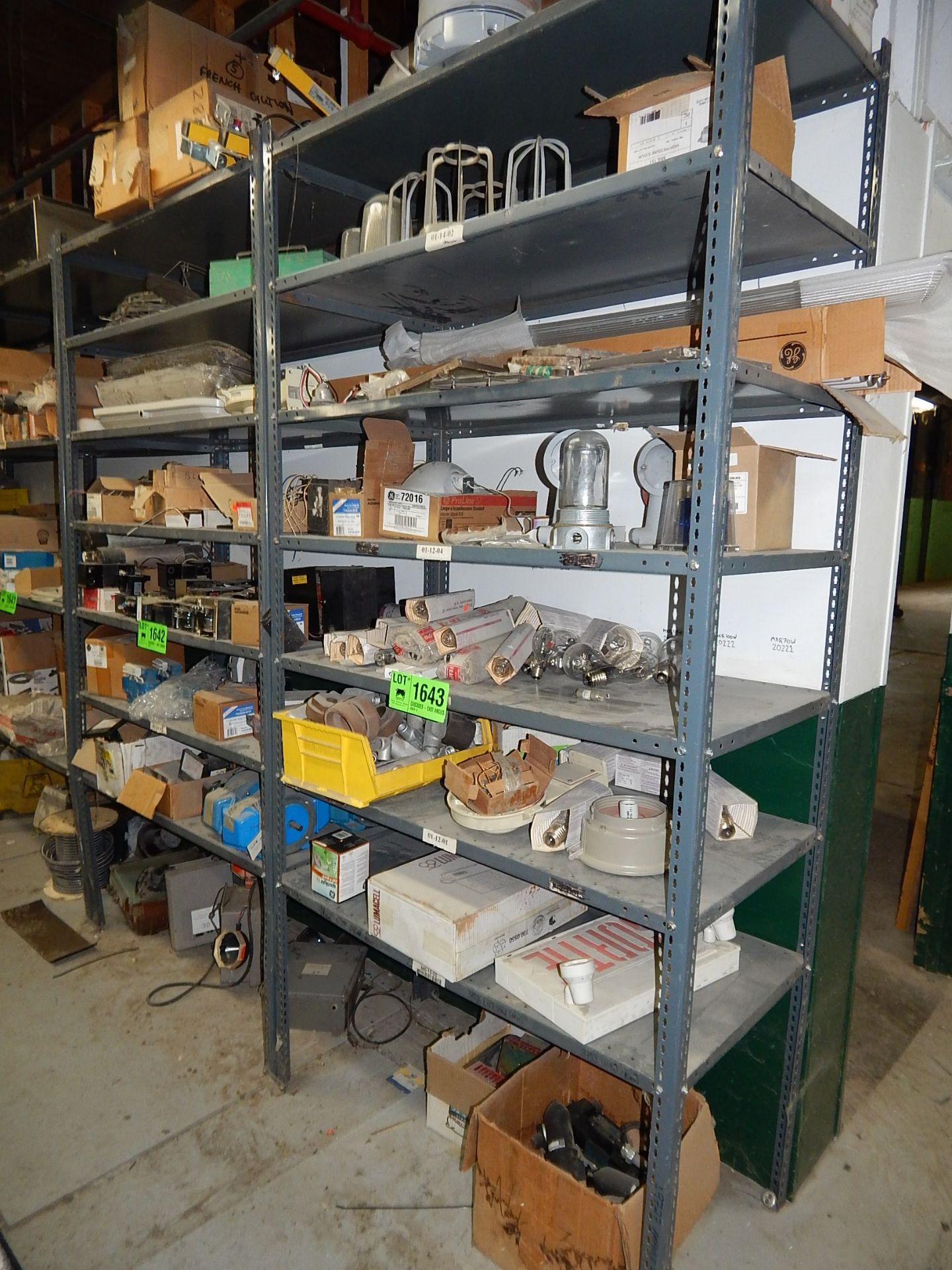 LOT/ ELECTRICAL COMPONENTS WITH SHELF