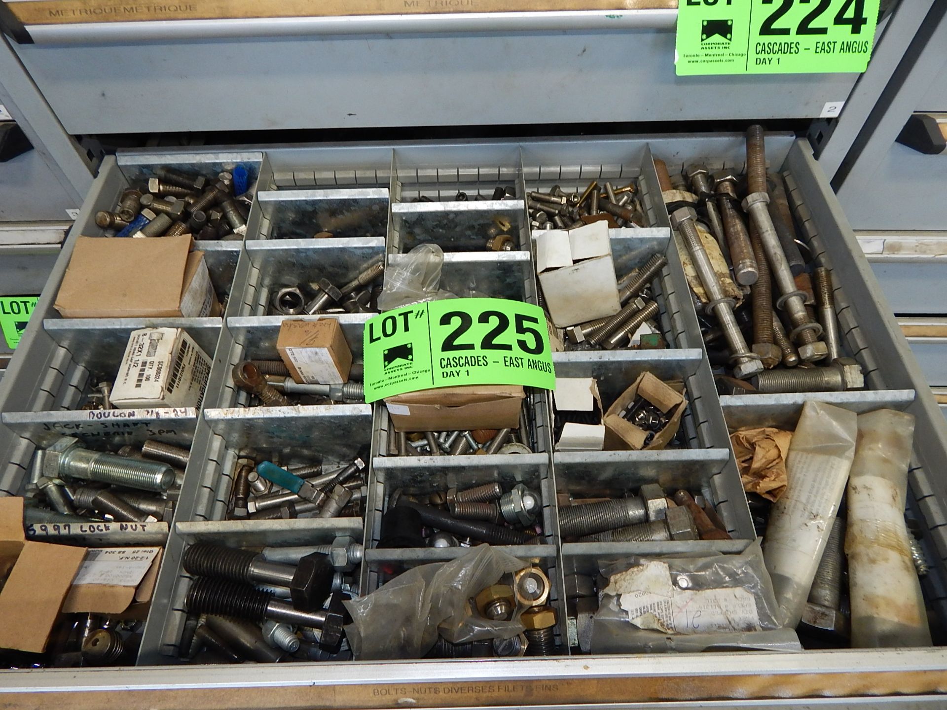 LOT/ CONTENTS OF DRAWER - FASTENING HARDWARE