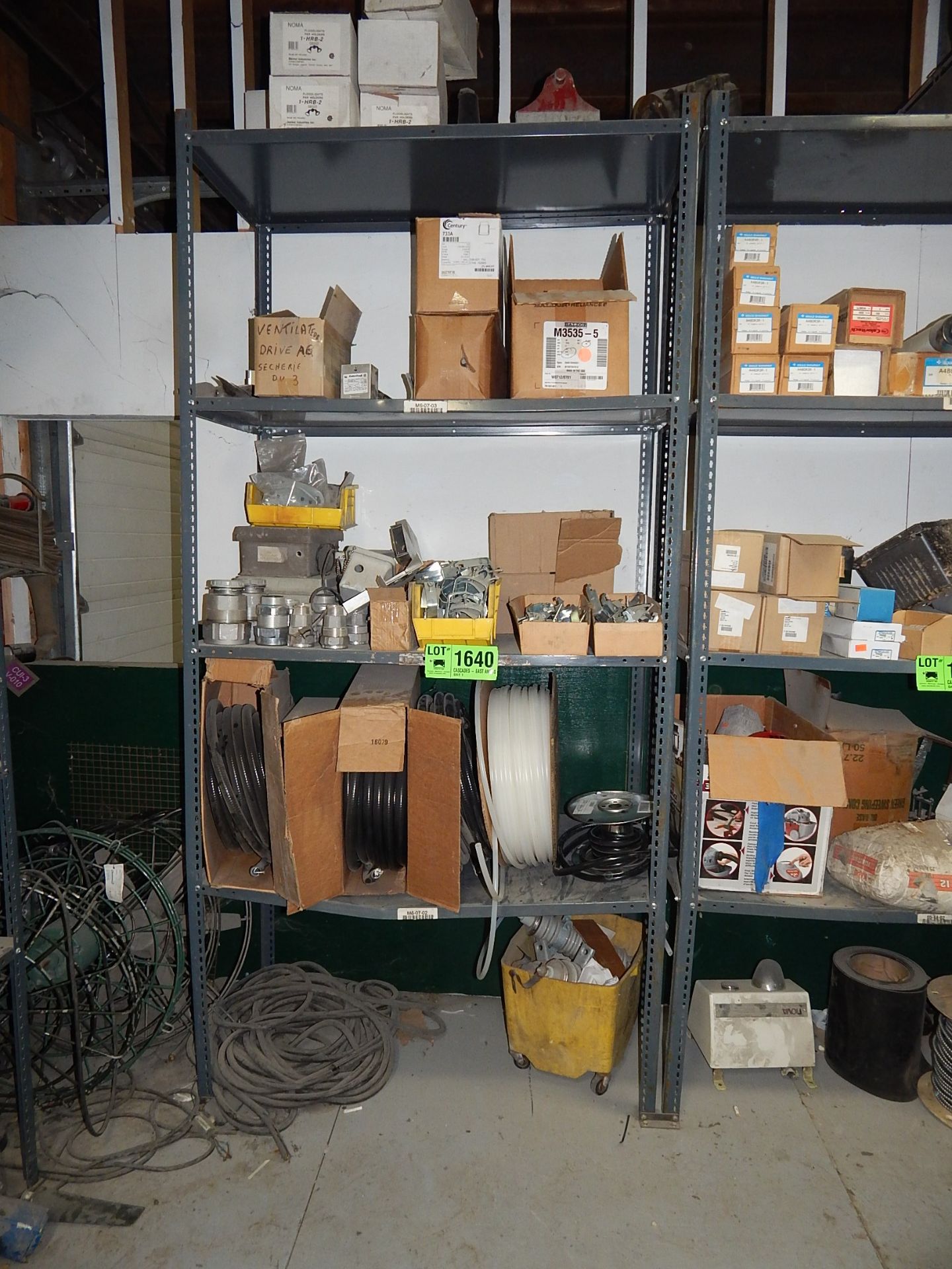 LOT/ ELECTRICAL COMPONENTS WITH SHELF