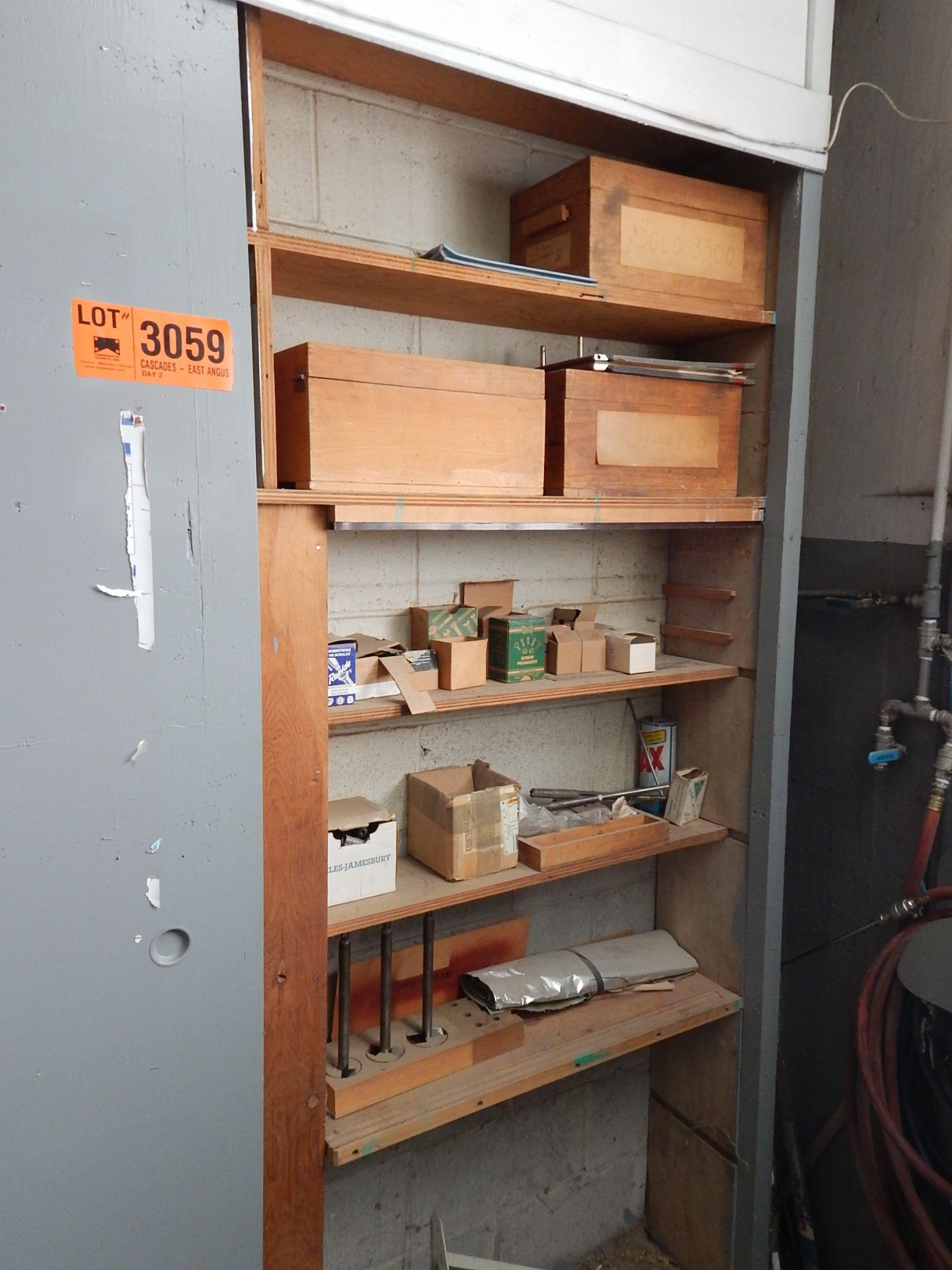 LOT/ CONTENTS OF CABINET