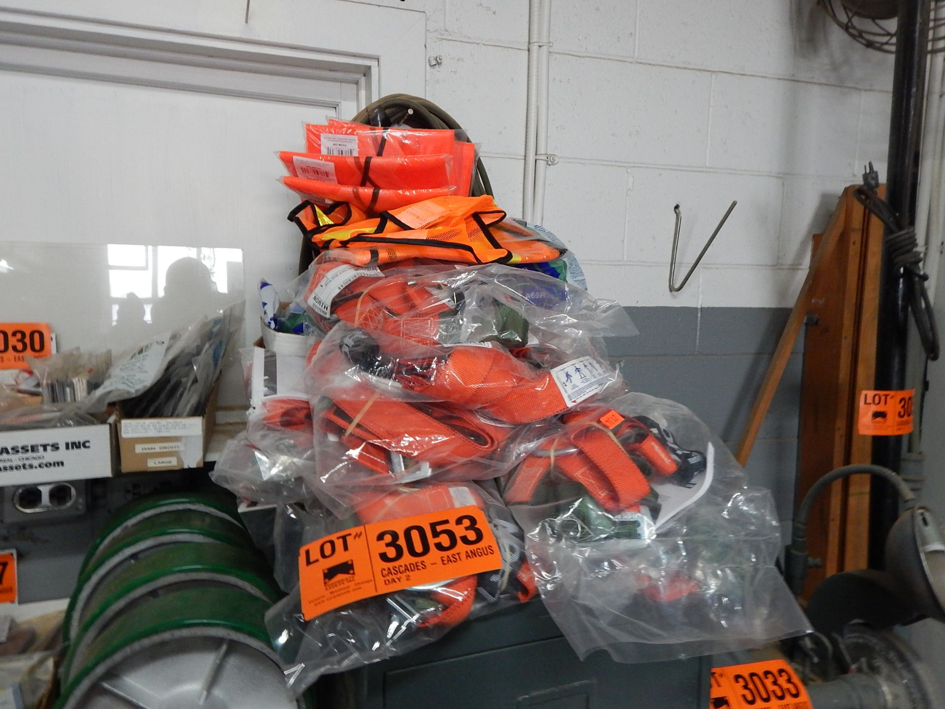 LOT/ SAFETY VESTS AND HARNESSES