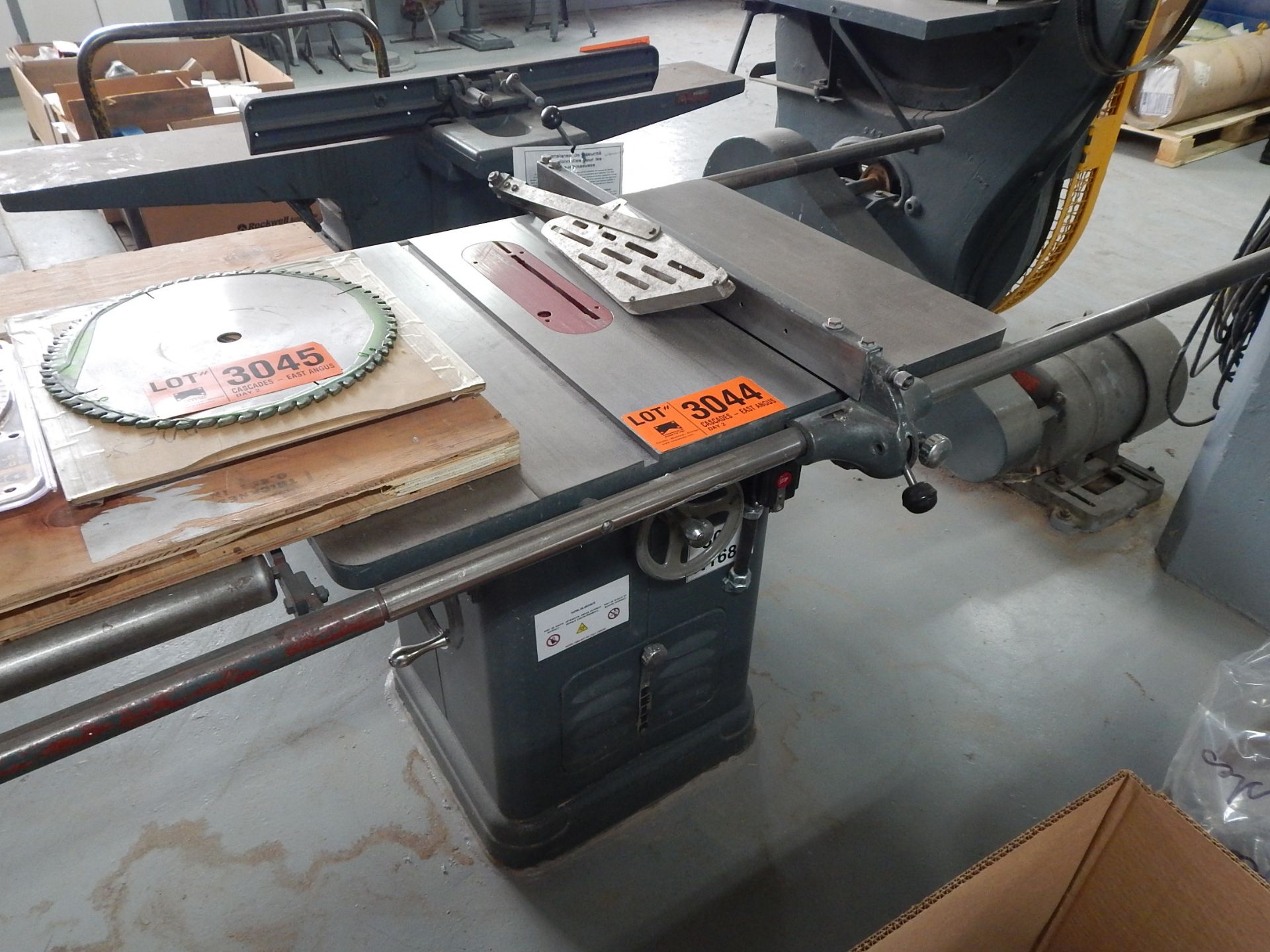 DELTA 10" TABLE SAW