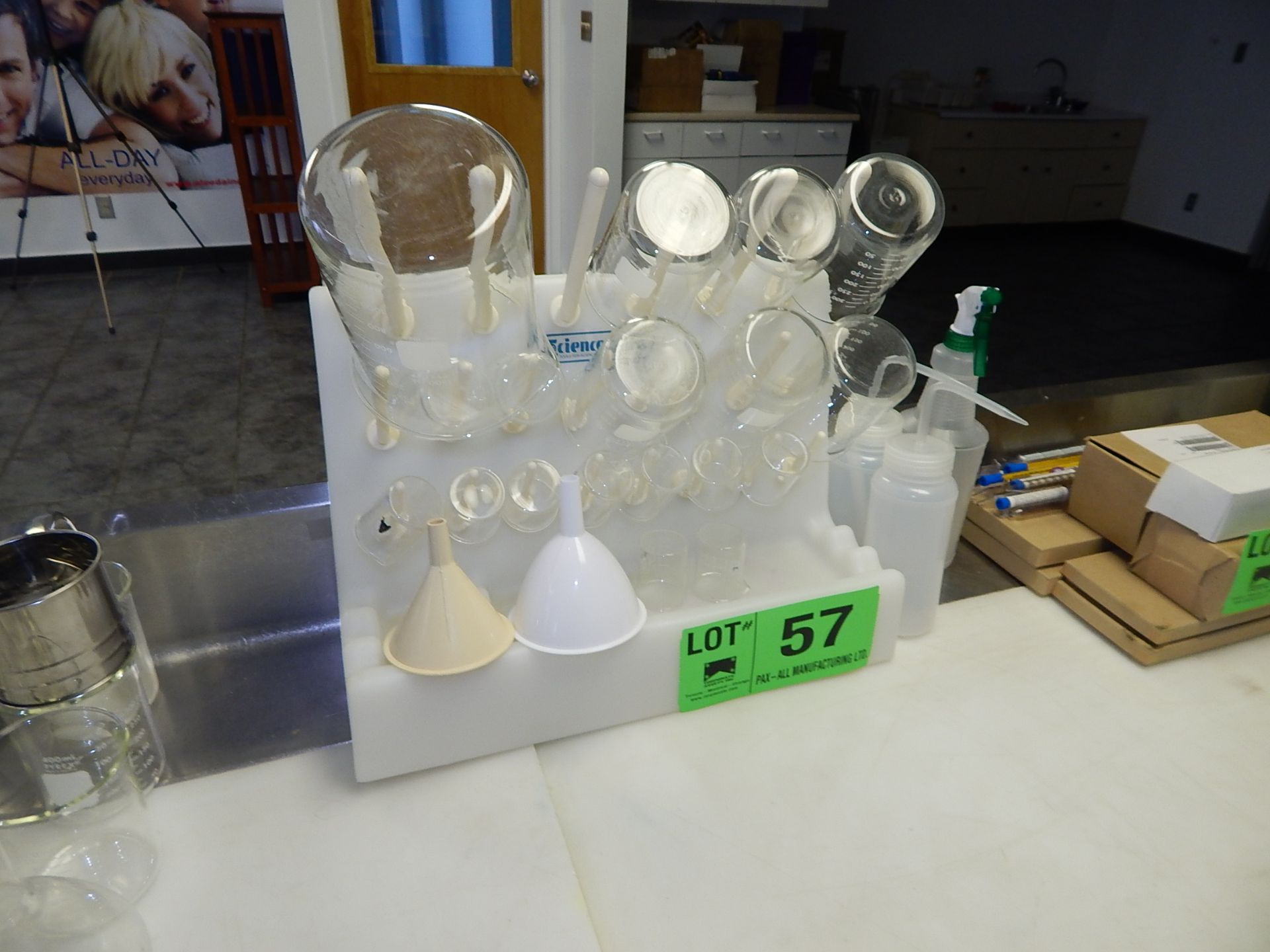 LOT/ BEAKERS AND GLASSWARE