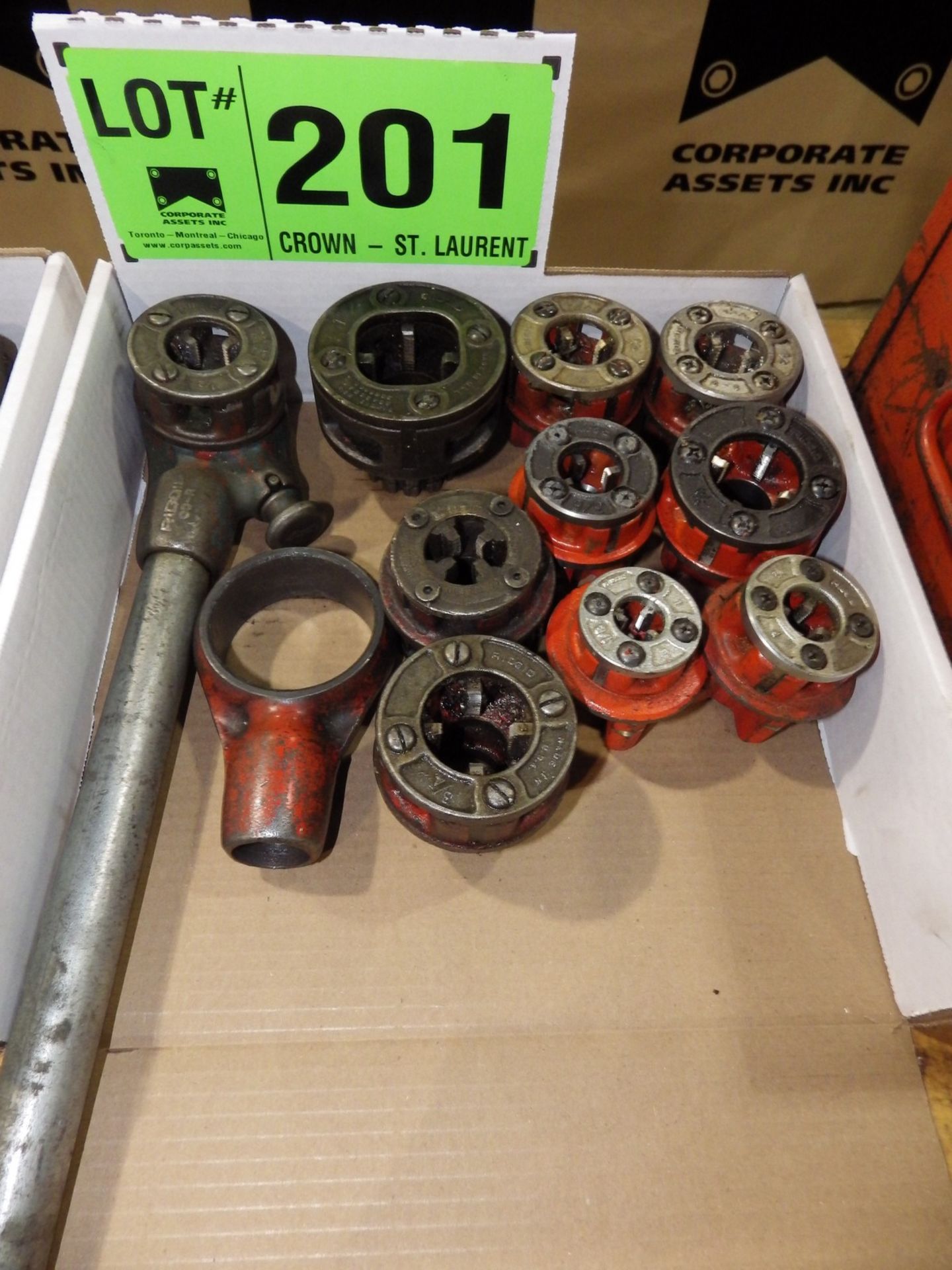 LOT/ RIDGID MANUAL PIPE THREADER AND DIES