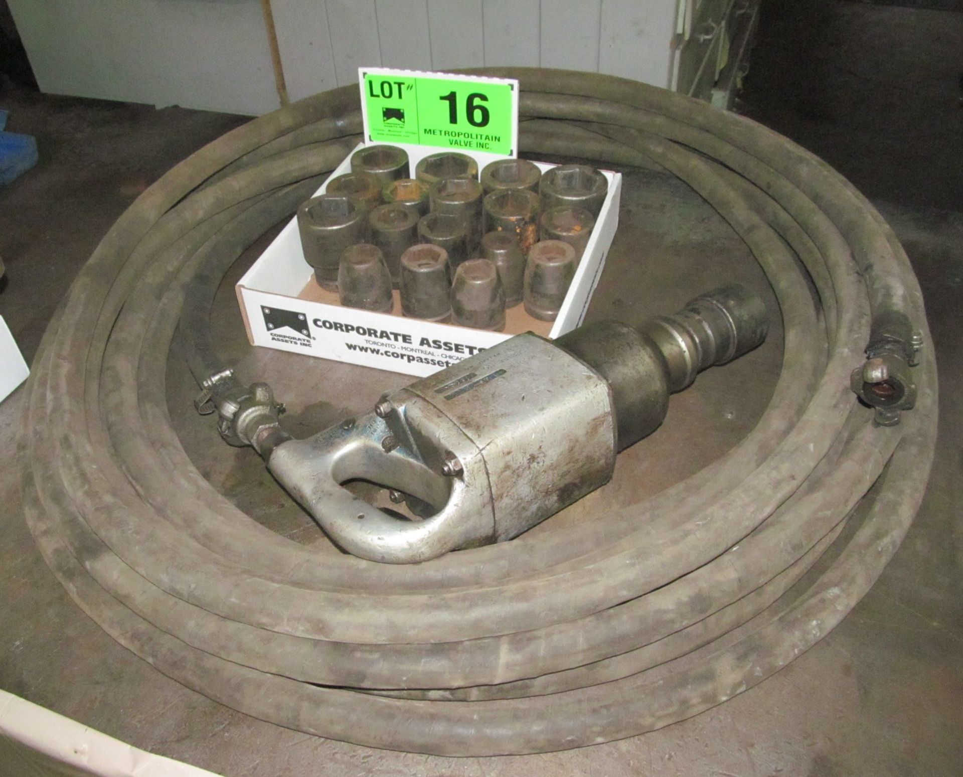 LOT/ H.D. SPLINE DRIVE IMPACT GUN WITH SOCKETS & HOSE