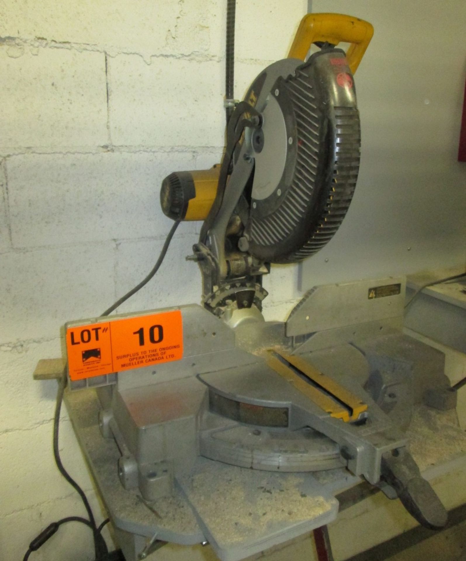 DEWALT 12" DOUBLE BEVEL COMPOUND MITER SAW