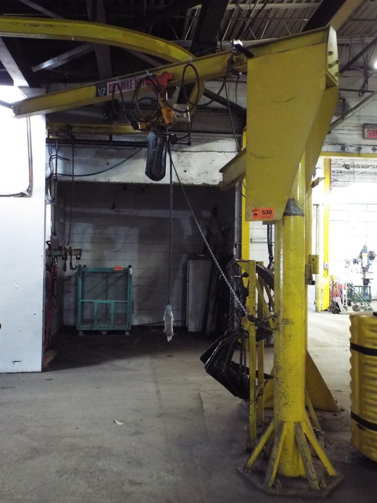 LOT/ ABELL-HOWE 1/2 TON CAP. FREE STANDING JIB ARM WITH KITO 1/4 TON ELECTRIC HOIST (CI)