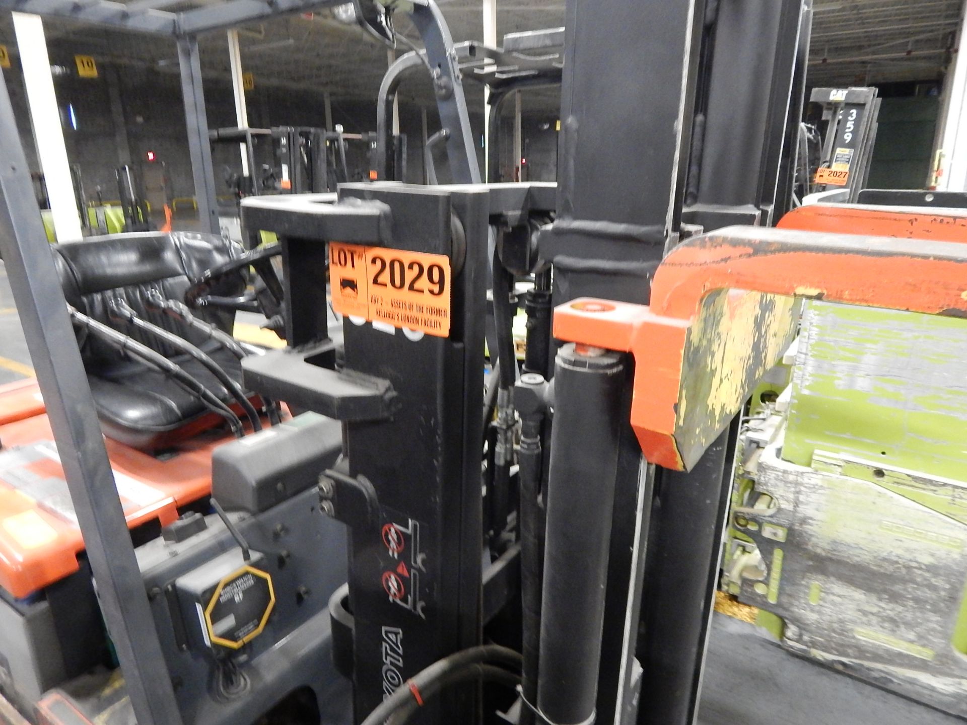 TOYOTA SFBE18 ELECTRIC FORKLIFT TRUCK WITH CLAMP ATTACHMENT AND 2450LBS CAP S/N: N/A (WAREHOUSE)