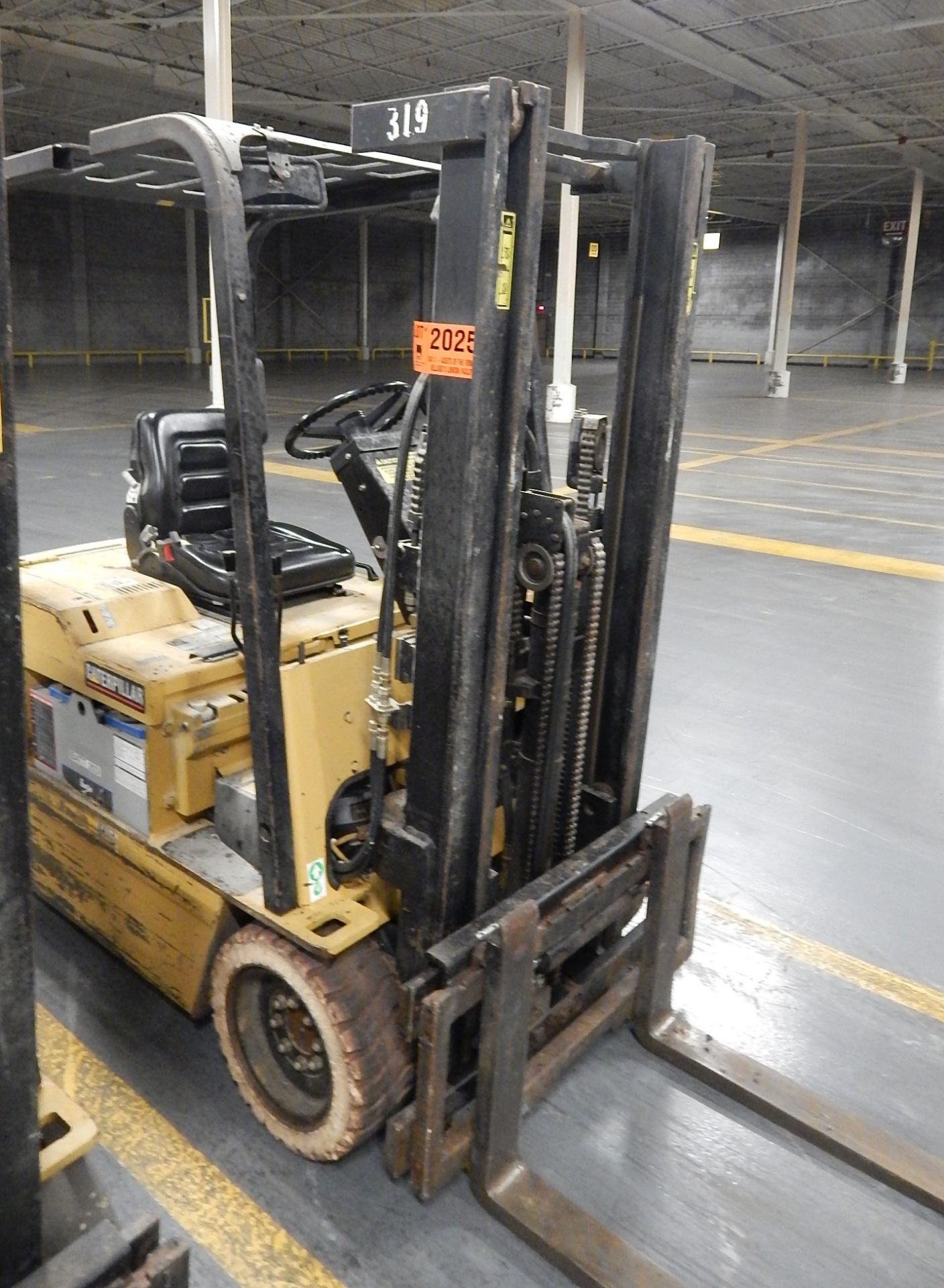 CAT F40 ELECTRIC FORKLIFT WITH 2400LBS CAP S/N: N/A (WAREHOUSE)