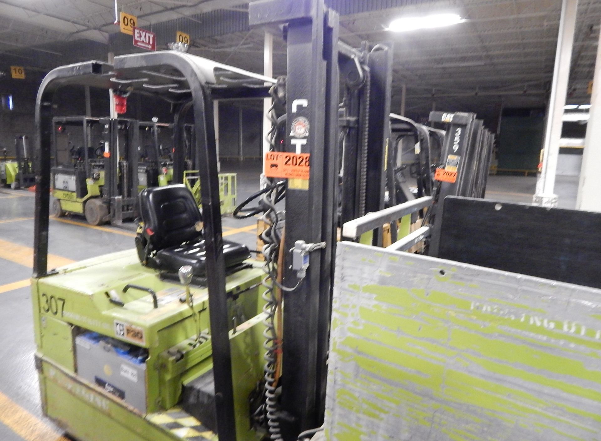 CAT F40 ELECTRIC FORKLIFT WITH CASCADES CLAMP ATTACHMENT AND 2400LBS CAP S/N: N/A (WAREHOUSE)